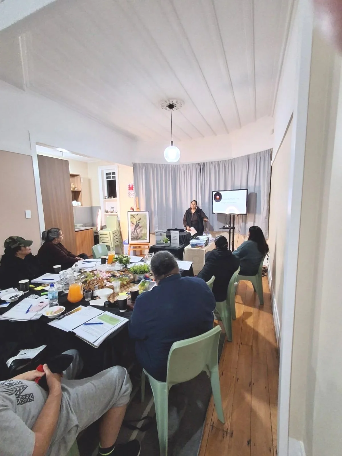 Alisi is leading a wananga for her extended whanau and delivering Flourishing People as part of the programme - supported by Elyse, Tu and Rox