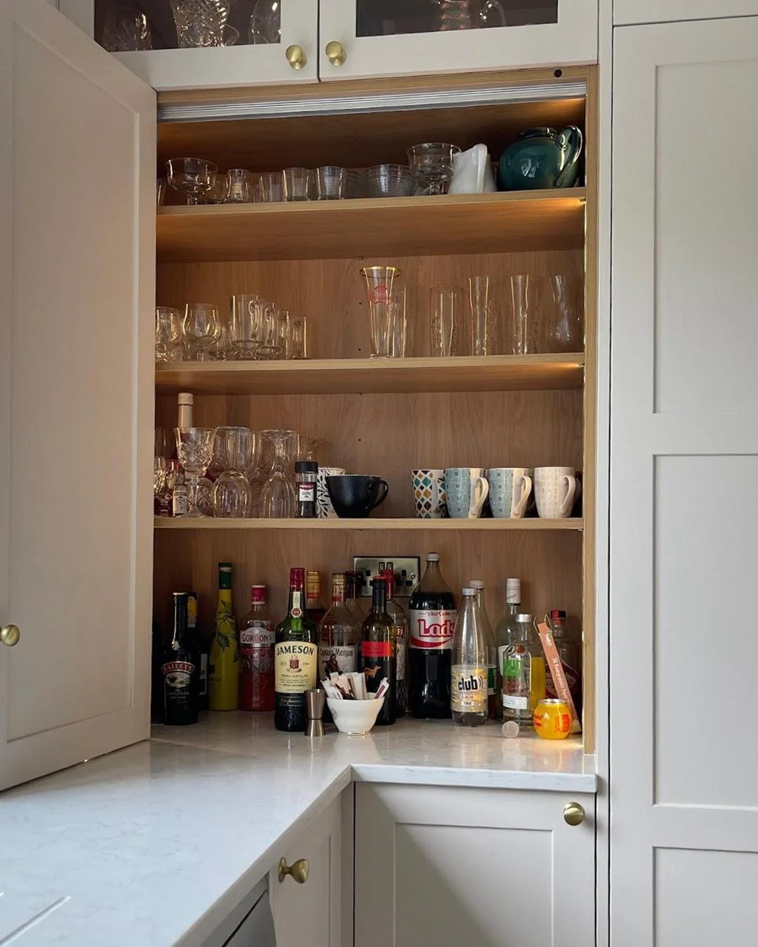 This kitchen is designed to make everyday life flow effortlessly.
The glassware cabinet keeps mugs and glasses within easy reach for morning coffees or evening wind-downs, while the pantry neatly holds snacks and spices to make cooking easier. It&rsq