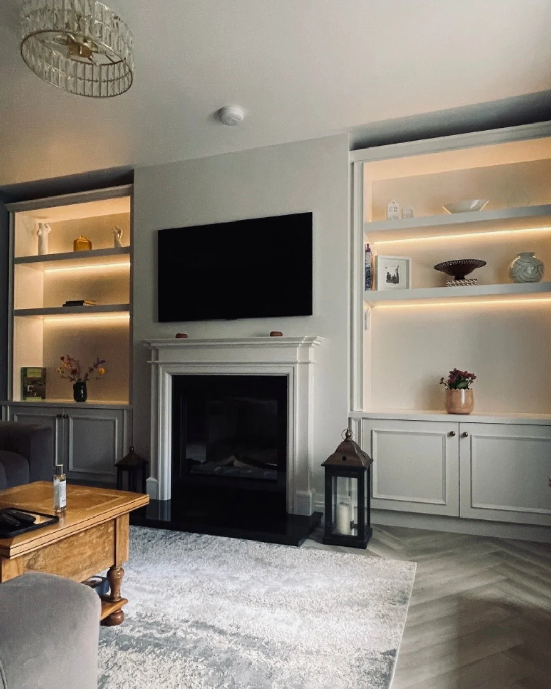 The kind of sitting room that naturally becomes the spot everyone drifts into. The alcove storage, painted in Colourtrend&rsquo;s Temperance and finished with warm oak floating shelves, gives favourite books, family photos, and little treasures a pla