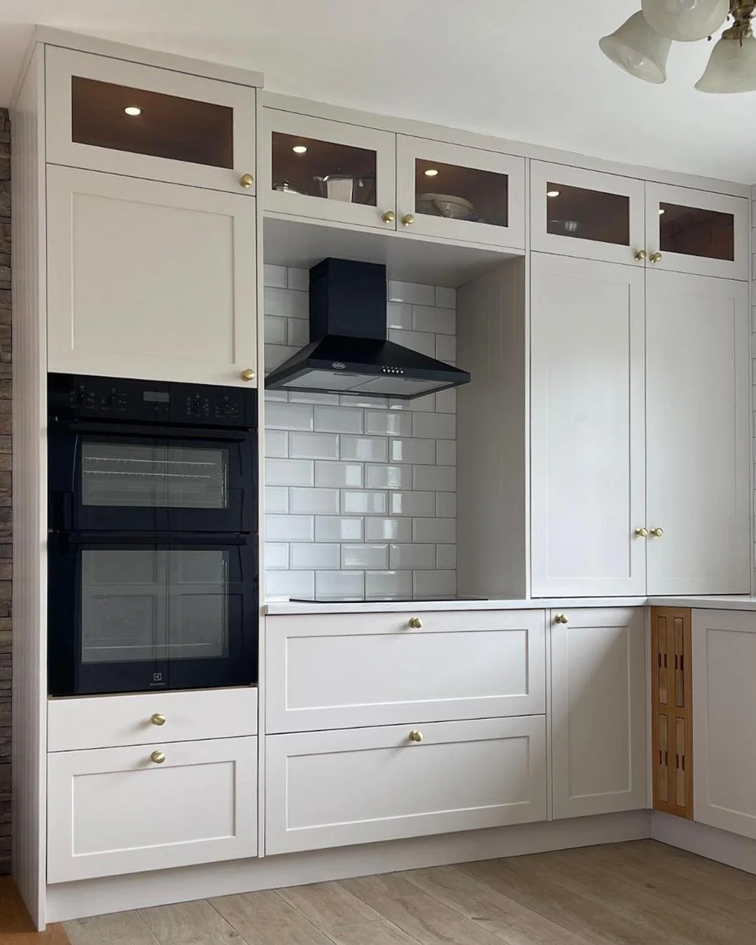 The morning routine starts at the sink, rinsing fresh fruit, while the bright counters help even a slow start feel refreshing. From there, the bi-fold cabinet keeps bowls, plates, and breakfast essentials exactly where they&rsquo;re needed. The deep 