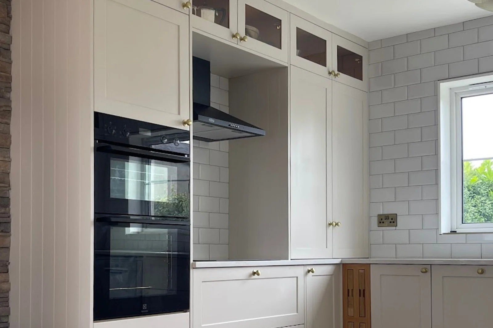 This kitchen is shaped around how the day moves from morning through to evening. Tall cabinets, a generous larder with spice racks, deep drawers, and bi-fold doors keep everyday essentials close but out of sight, so surfaces stay clear and calm. Oak 