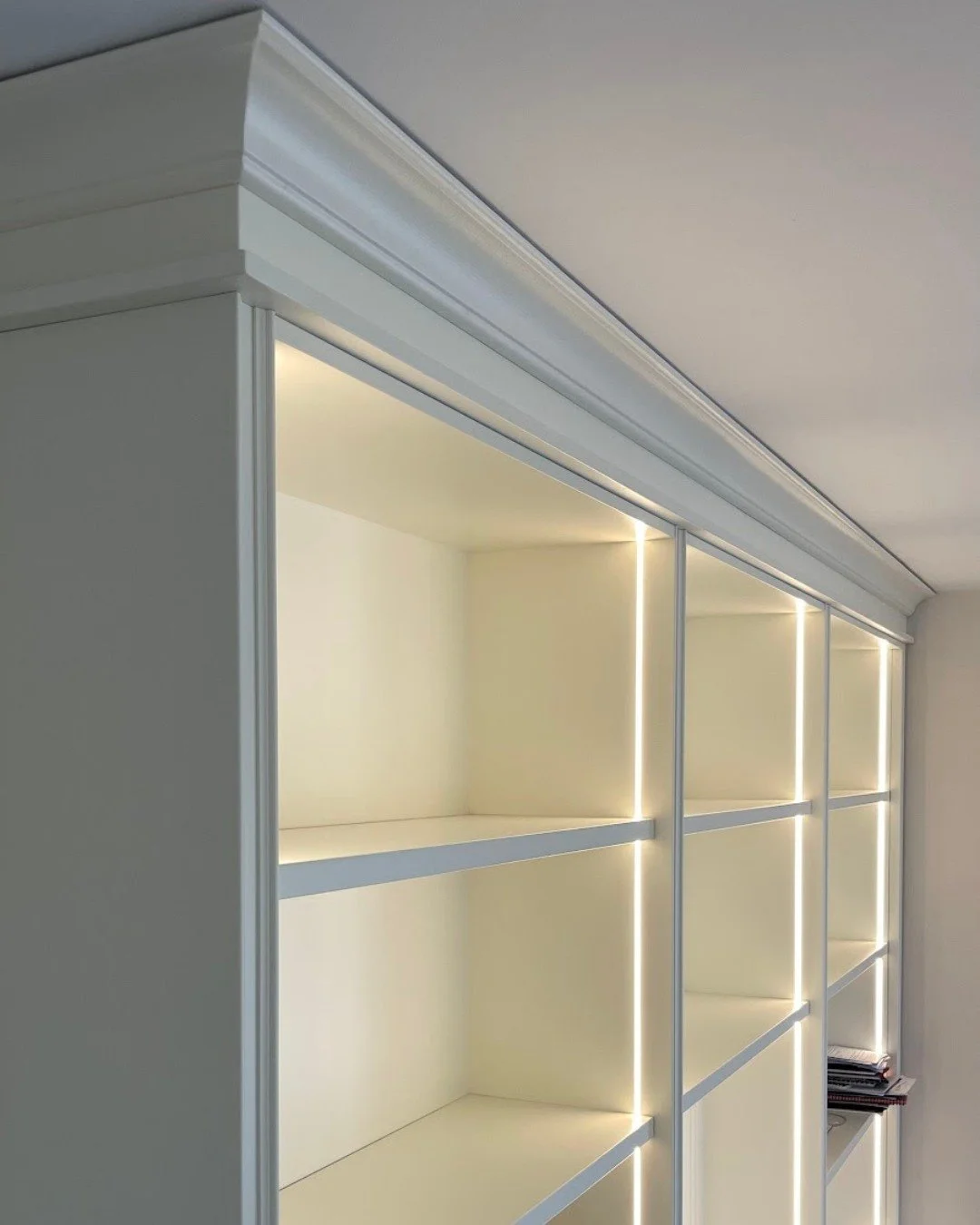 Finished in 'Wimborne White' with warm oak interiors, this bookcase blends everyday function with a soft, elegant hue. Closed cabinetry keeps the workspace clear, while open shelves give space to books, collectibles, and personal touches. Designed to