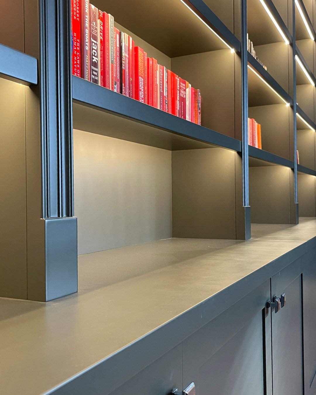 Some days call for focus, others for slowing down, and this home office adapts both. Open shelving keeps books within reach for quick reference or a quiet read, while soft lighting brings a warmer feel as the day moves on. Oak interiors add warmth, a