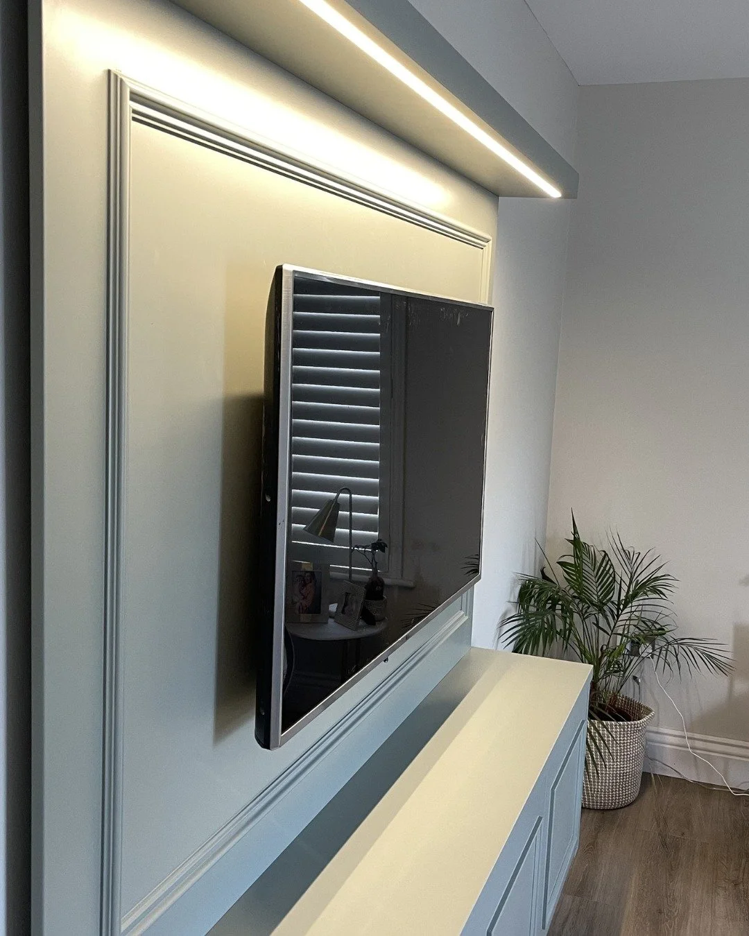 Our clients tend to settle down here in the evening, with something playing on the TV, lights softened, and everyone in their usual spot. This media wall keeps everything in place, allowing the room to shift from the day into a quieter, more relaxed 