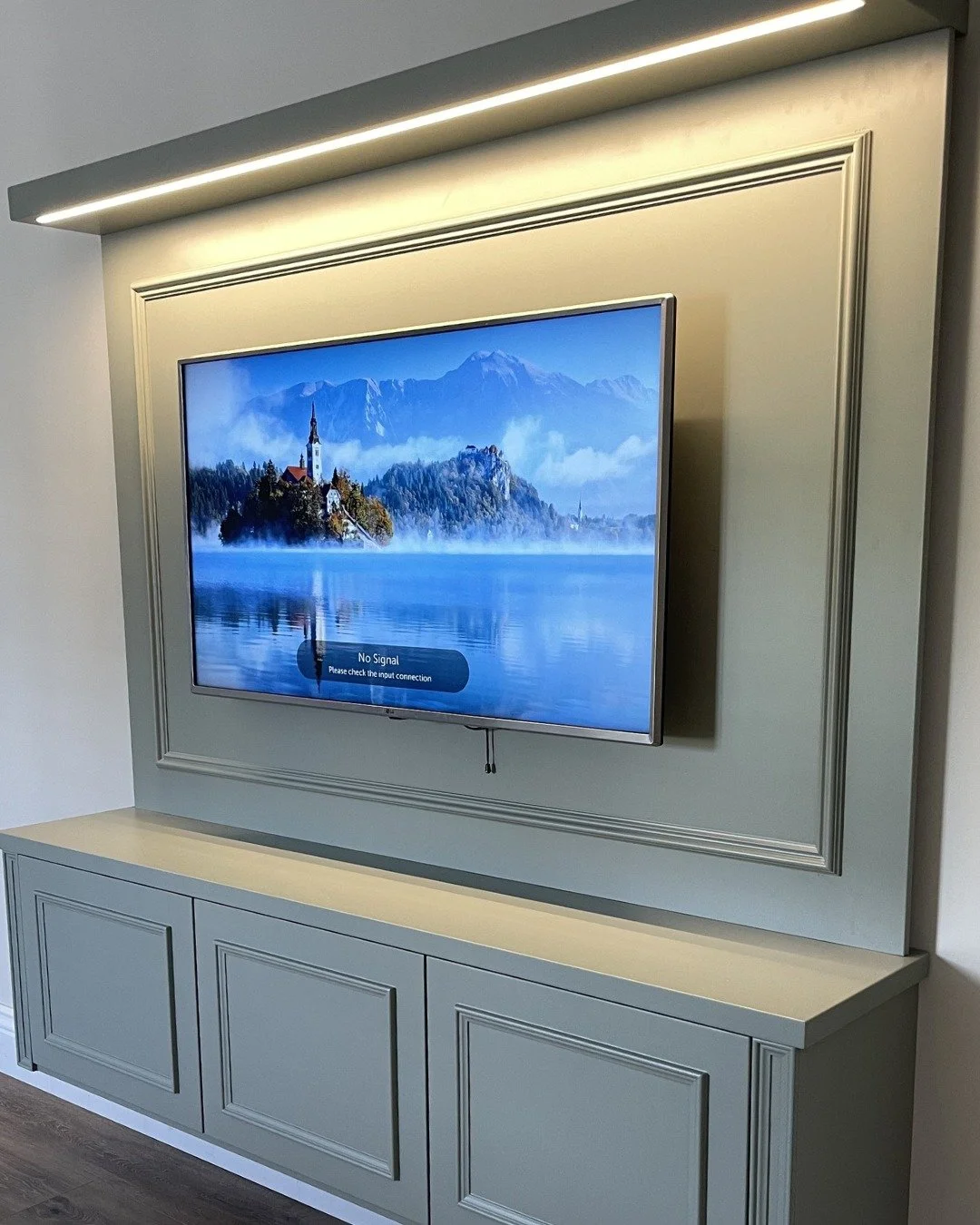 Our clients tend to settle here in the evening, with a place for everything and nothing left on show. A media wall that keeps essentials neatly tucked away, so the space stays calm, clear, and easy to unwind in.

#mediawalldesign #movienight #furnitu