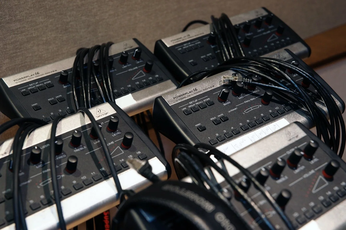 Om alle koptelefoons overal in te kunnen prikken zitten door de hele studio internet sockets in de wand die verbonden zijn met de hoofd unit. Helaas had ik bedacht om alle internet kabels zelf te maken en de connectoren er zelf aan te zetten. Heeeel 