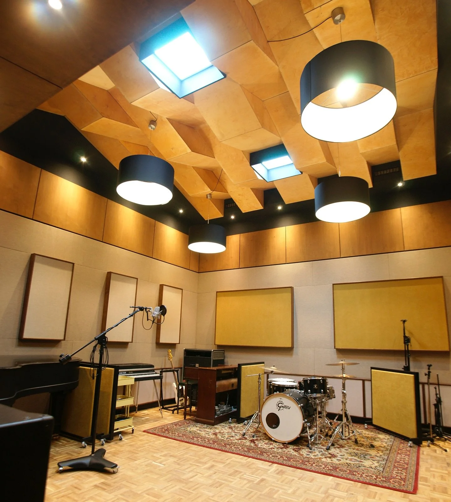 De live room

Toen ik begon met het bouwen van de studio had ik nog geen idee hoe het eruit zou gaan zien. De ruwbouw had ik wel in m&rsquo;n hoofd, maar visueel heb ik alles &lsquo;on the fly&rsquo; bedacht. Voor het plafond heb ik een wand uit de o