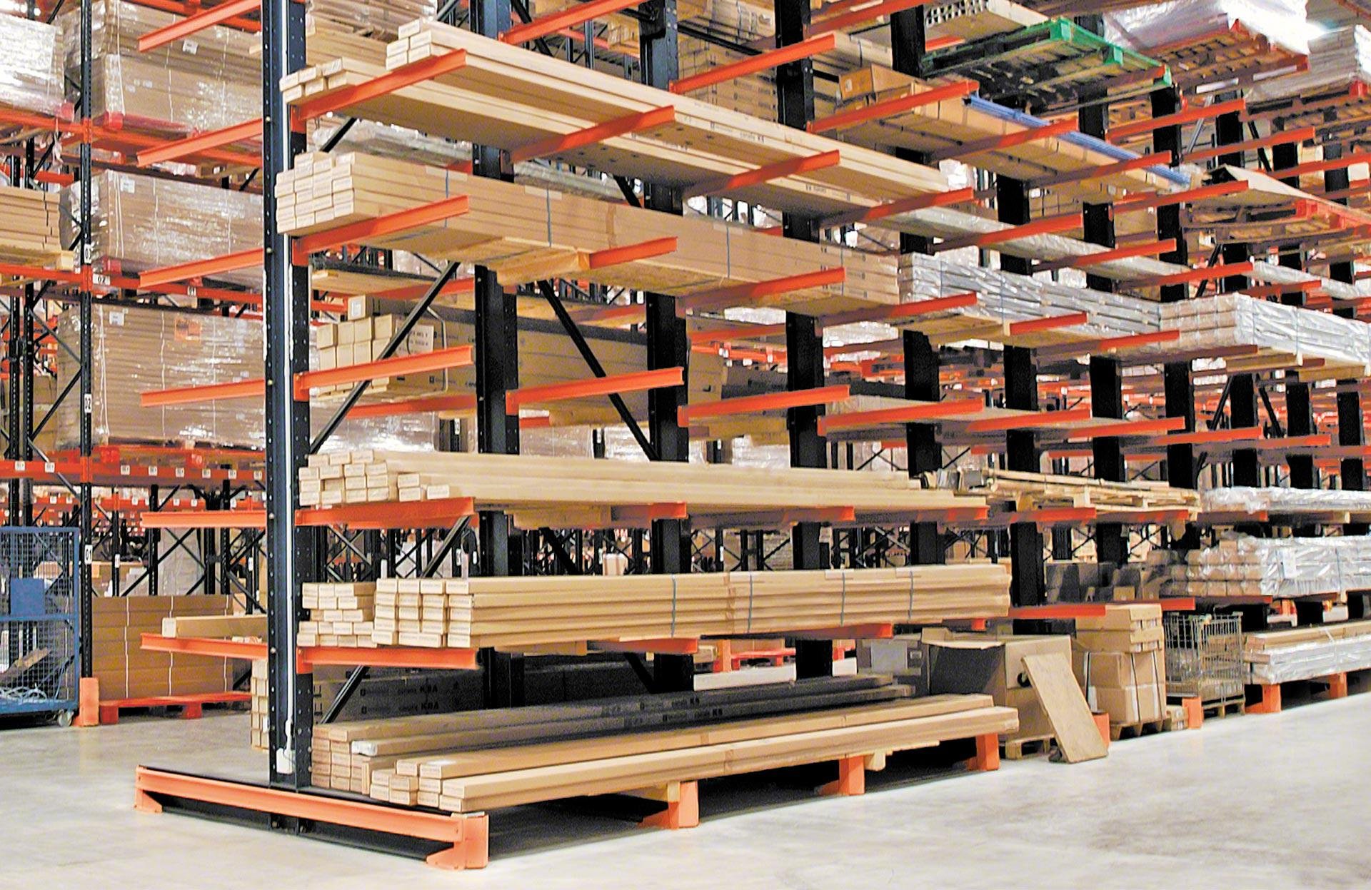 Rayonnage entrepôt avec bois en palettes et étagères en métal orange et noir.