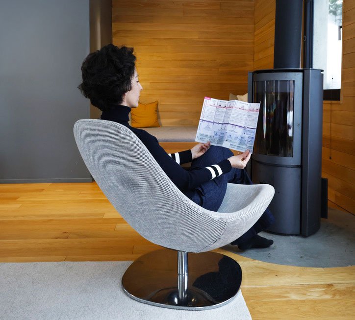 personne qui regarde une frise historique de france