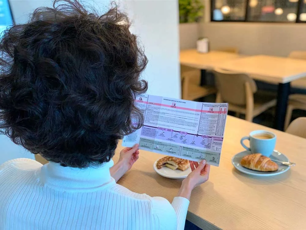 Femme lisant une frise chronologique histoire de France dans un café
