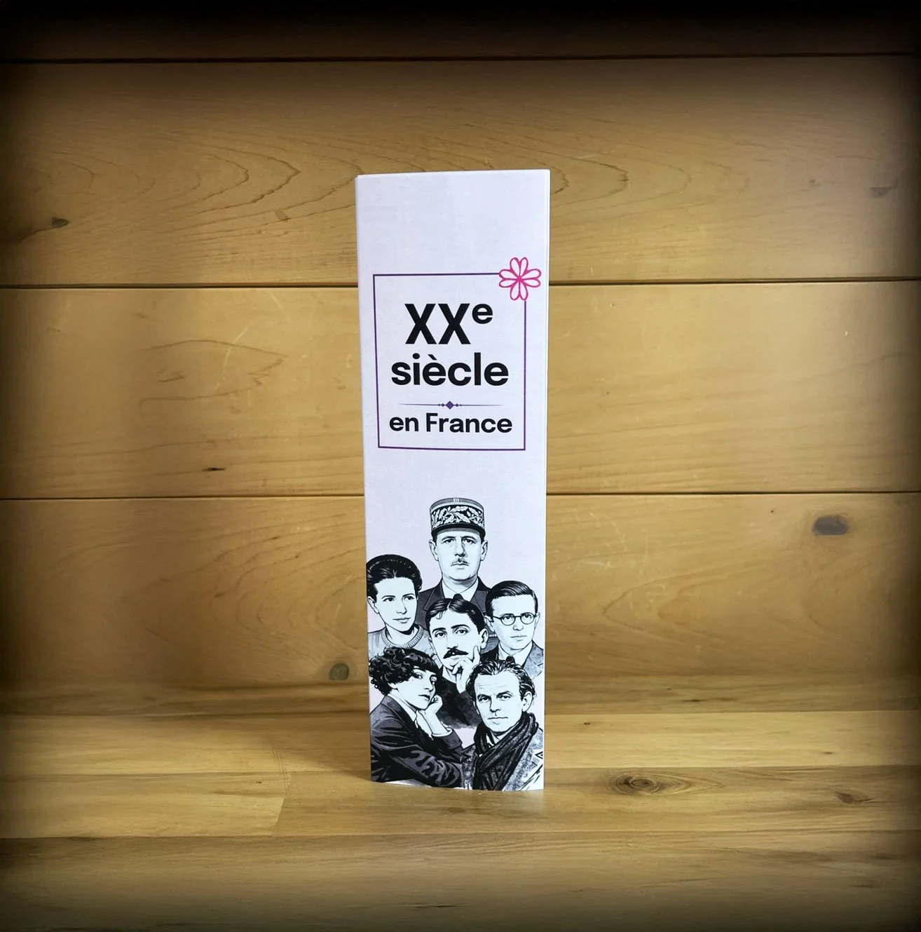 Couverture de la frise chronologique papier du 20e siècle, format accordéon fermé, montrant l’histoire, la littérature et l’art en France