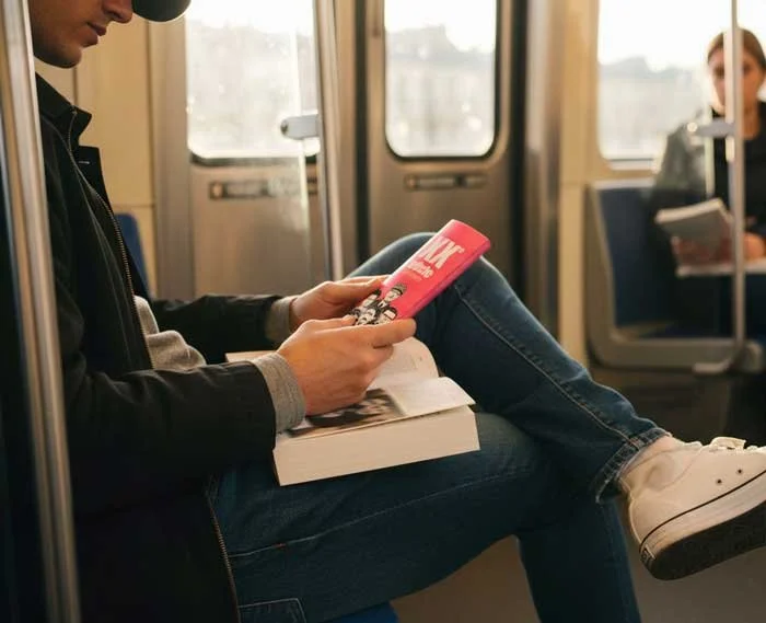 Frise chronologique du 20e siecle en France - Histoire de France - Mouvements litteraires et artistique en France- une personne la lit dans le métro