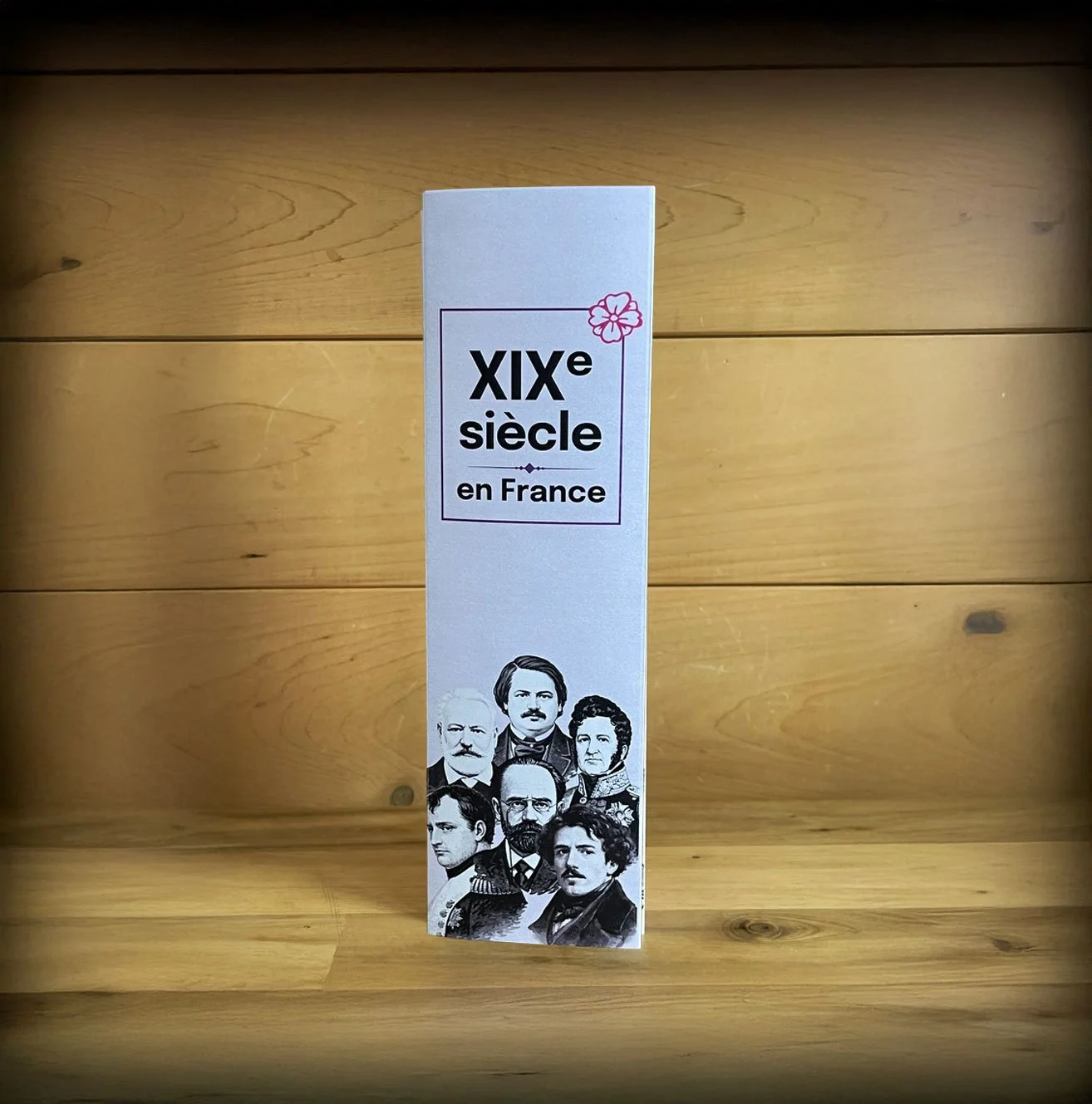 Couverture de la frise chronologique papier du 19e siècle, format accordéon fermé, montrant l’histoire, la littérature et l’art en France
