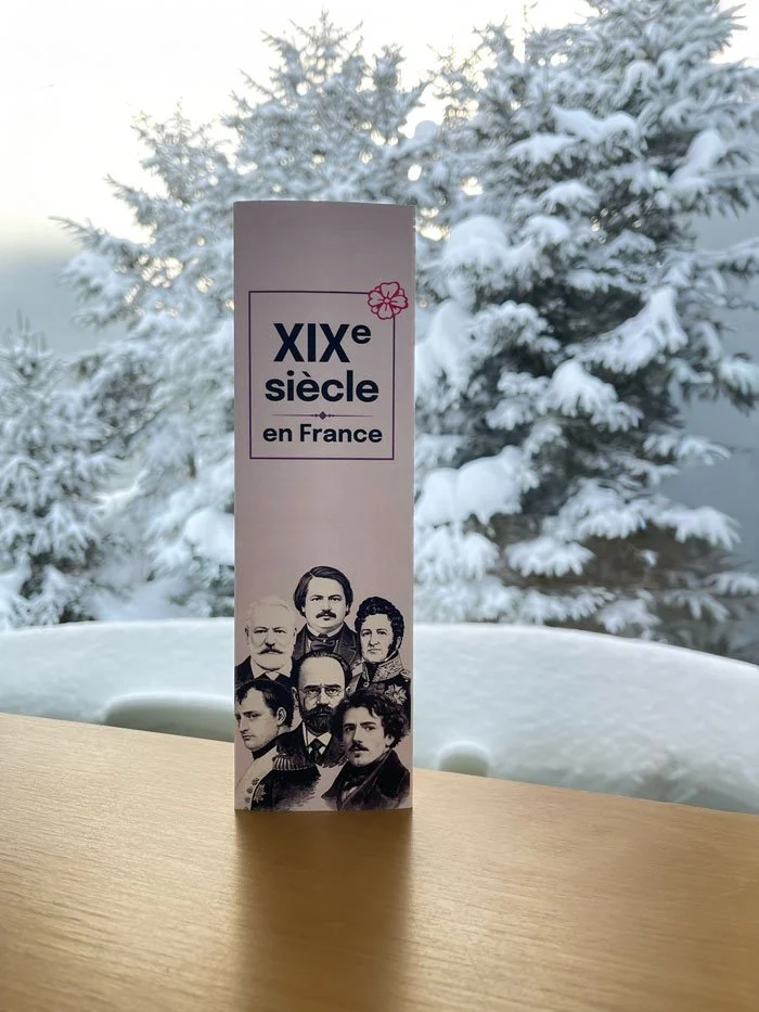 Frise chronologique du 18e siecle en france fermé. Sur la couverture images  de Hugo, Zola, Napoleon Ier, Louis Philippe, Delacroix