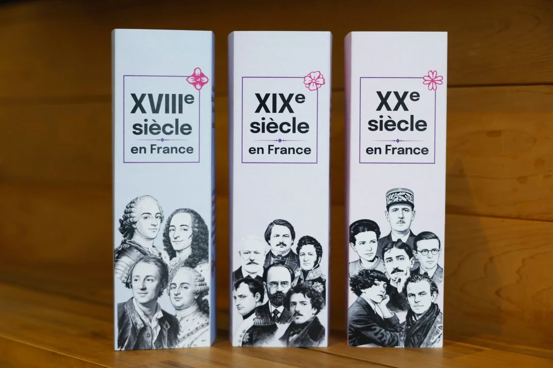 Trois couvertures de frises chronologiques papier 18e‑20e siècles, montrant l’histoire, la littérature et l’art en France