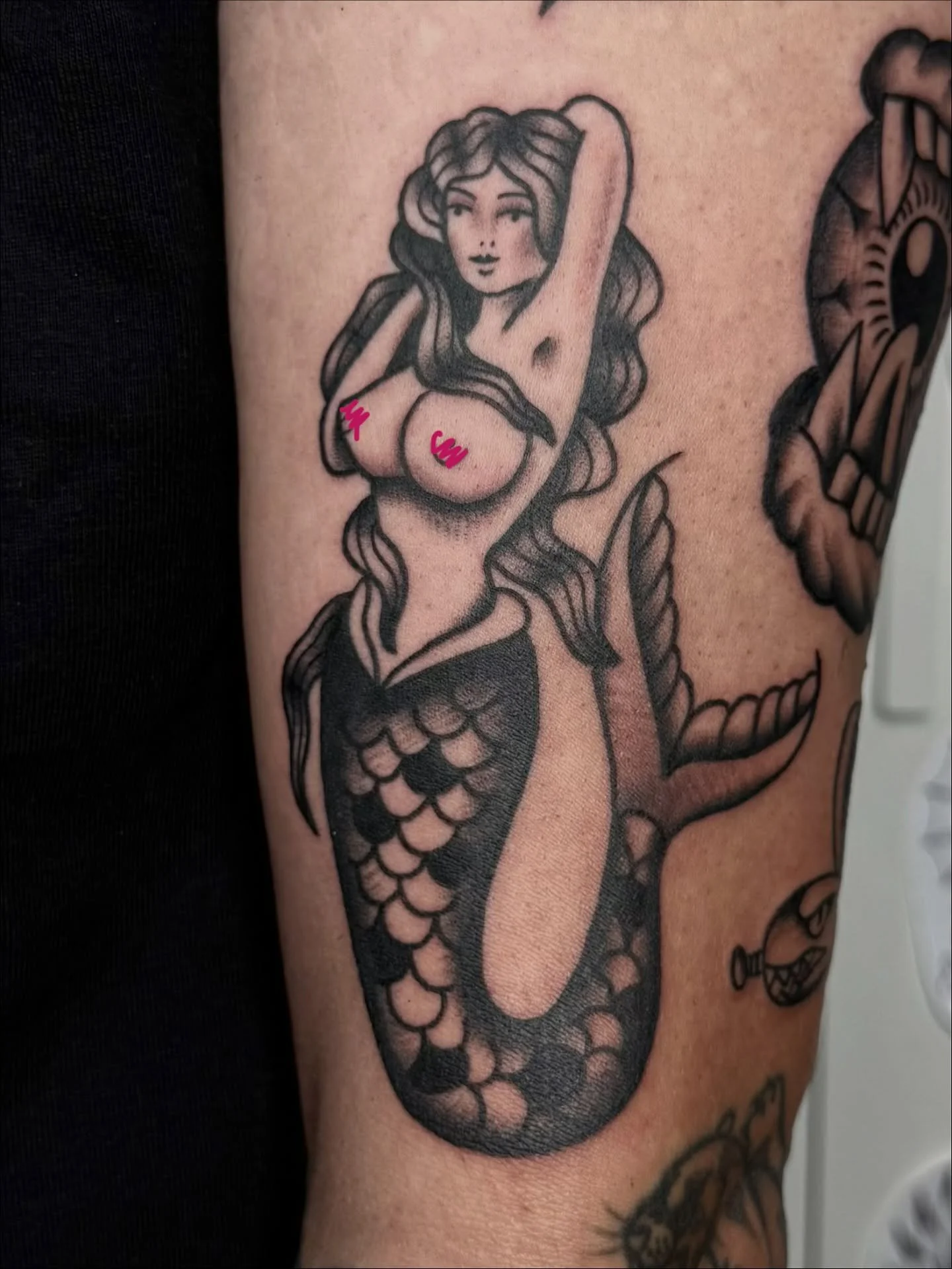 Love making mermaids! Thank you Rickie 🧜&zwj;♀️

#sunshinecoasttattoo #brisbanetattoo #arteryink #traditionaltattoo #mermaidtattoo #blacktraditionals