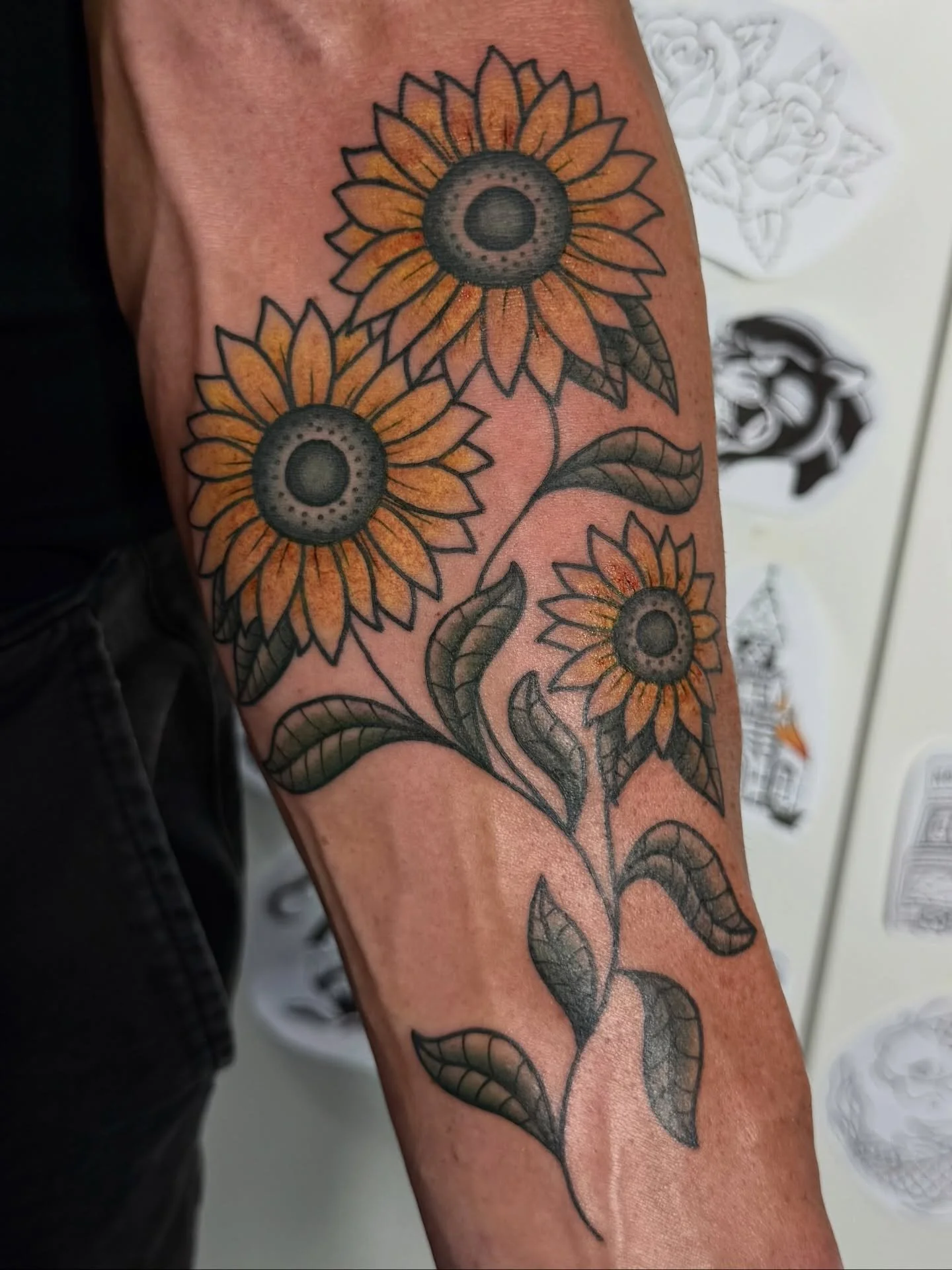 Sunflowers made today 🌻
⛓️Currently booking January/February 2026 ⛓️

#arteryink #sunshinecoasttattoo #traditionaltattoo #flowertattoo #tattooshop #sunshinecoast