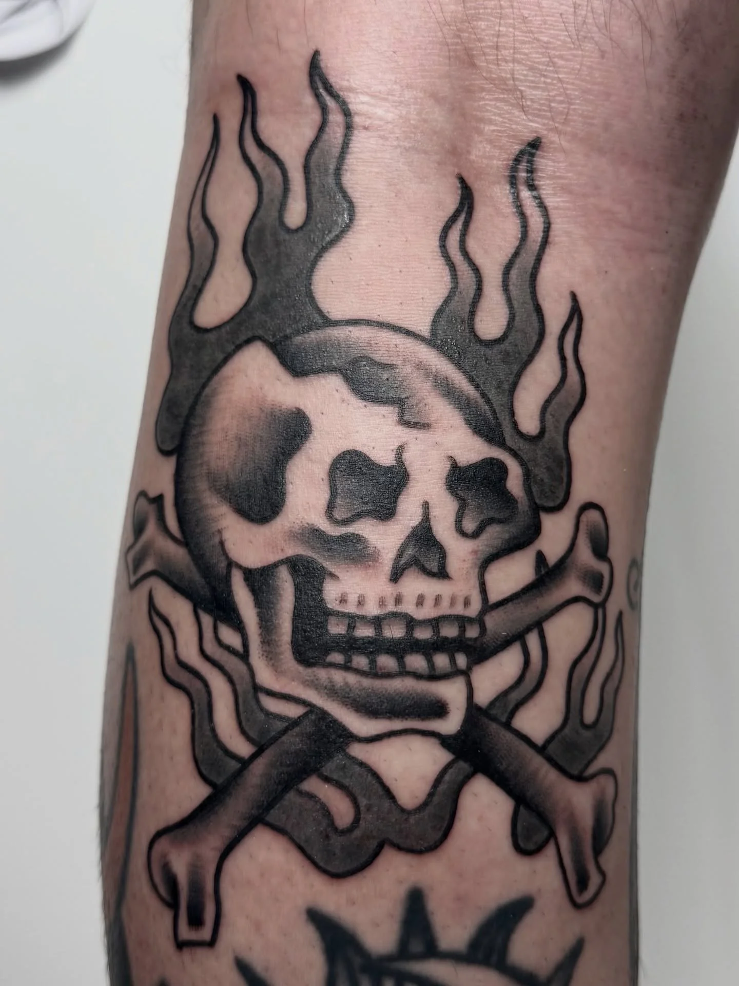 I love tattooing skulls! Here&rsquo;s one up the back of Cody&rsquo;s leg, drawn to fit in with existing tattoos 🧩

#sunshinecoasttattoo #arteryink #brisbanetattoo #skulltattoo #tattoo