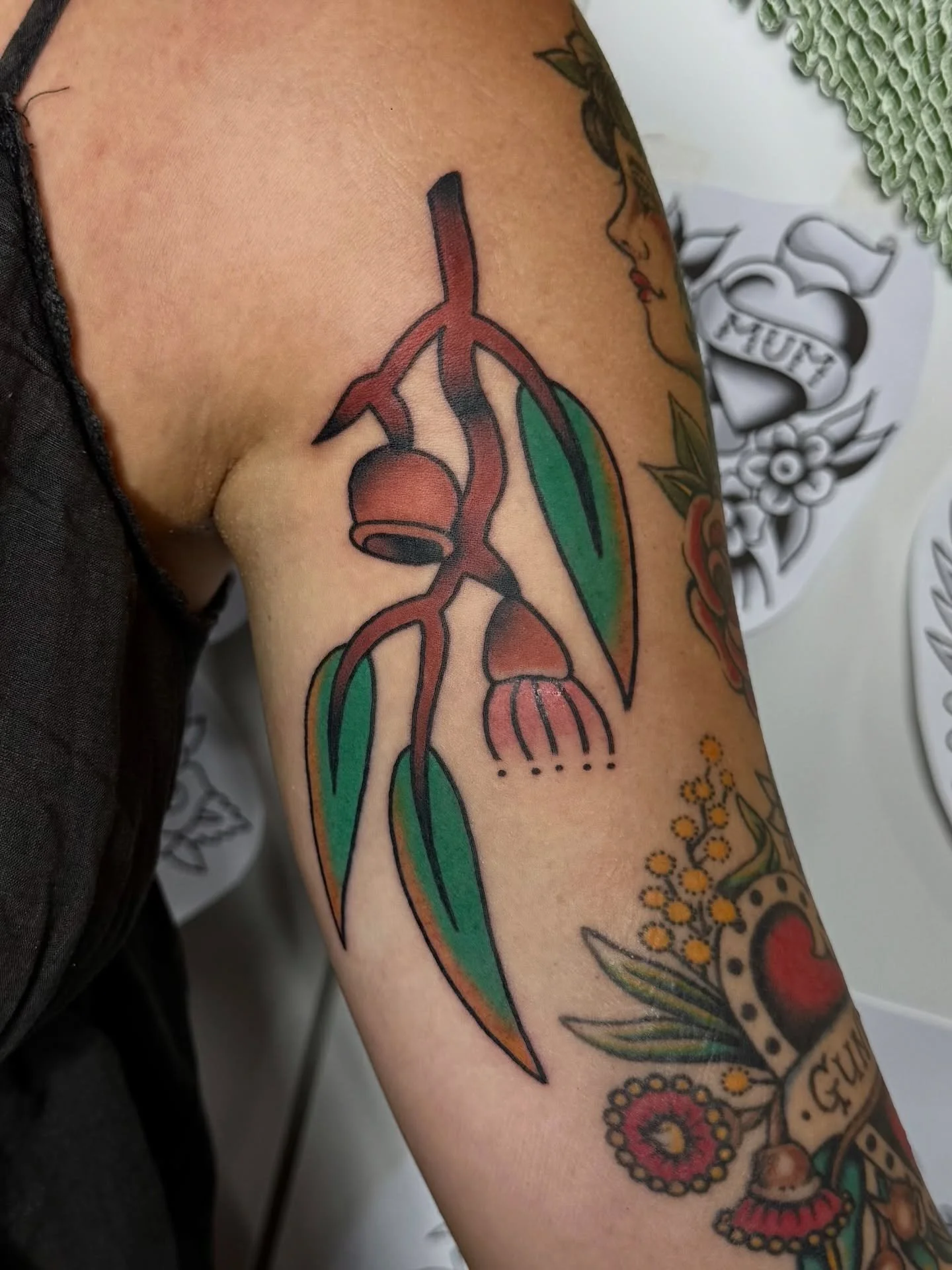 Picked from my flash 🍃 

#sunshinecoasttattoo #colourtraditional #traditionaltattoo #arteryink