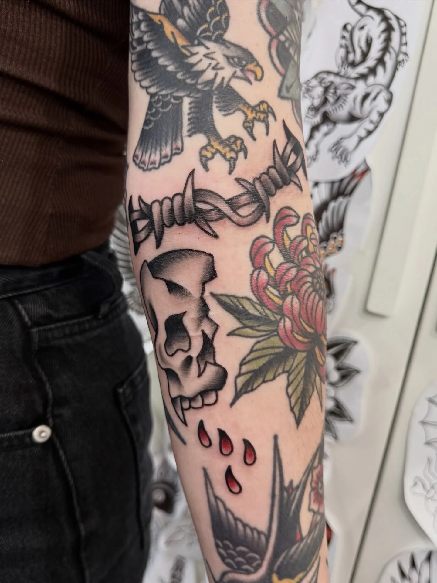 Fresh gap fillers, drawn on to fit 🧩 

Other work is not by me. 

#sumshinecoasttattoo #traditionaltattoo