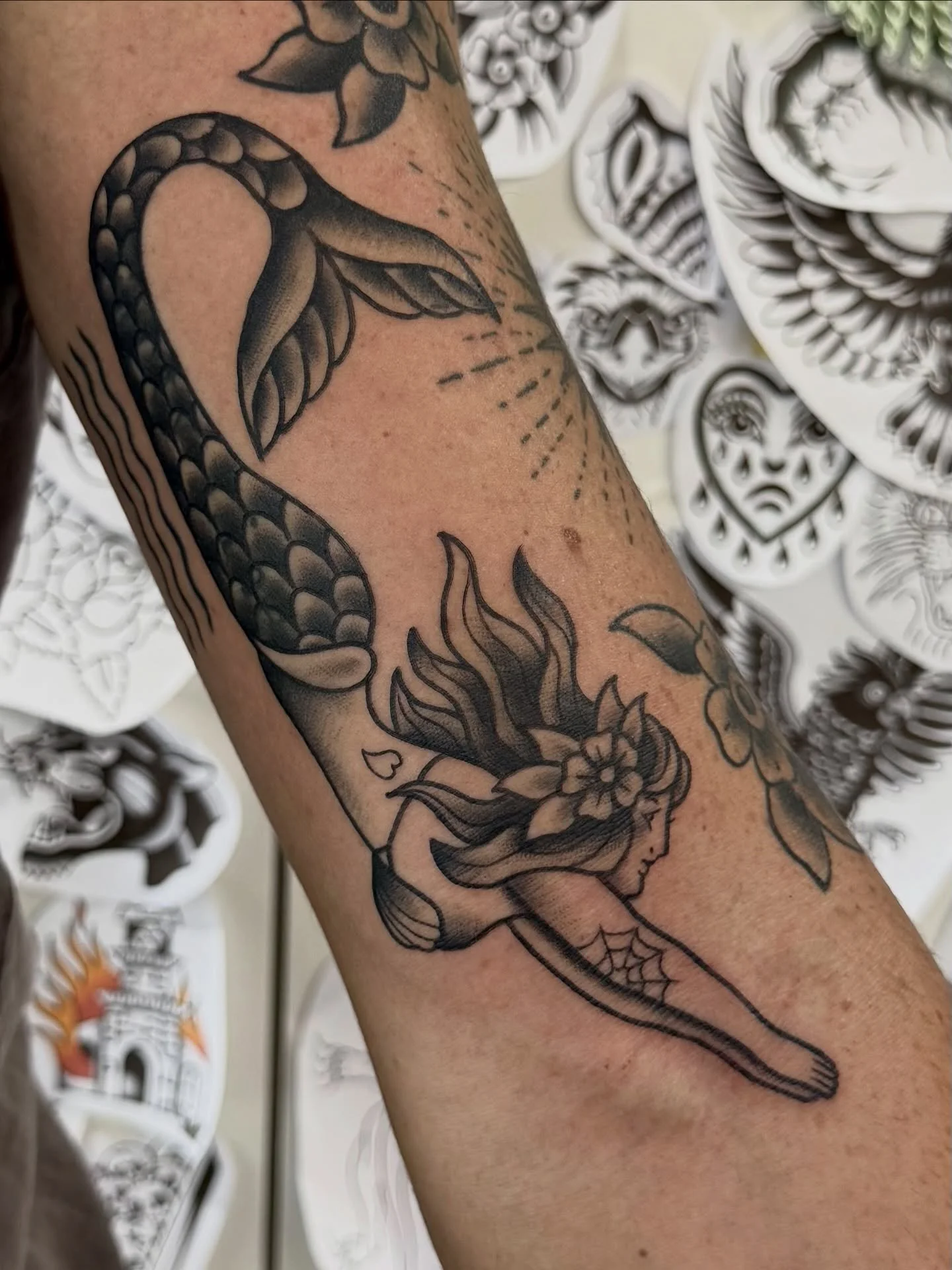 Fresh mermaid and dagger for Alessandro. Sneaky cover up in the mermaids tail. Thanks for dropping in again mate! 

#sunshinecoasttattoo #traditionaltattoo #tattoo
