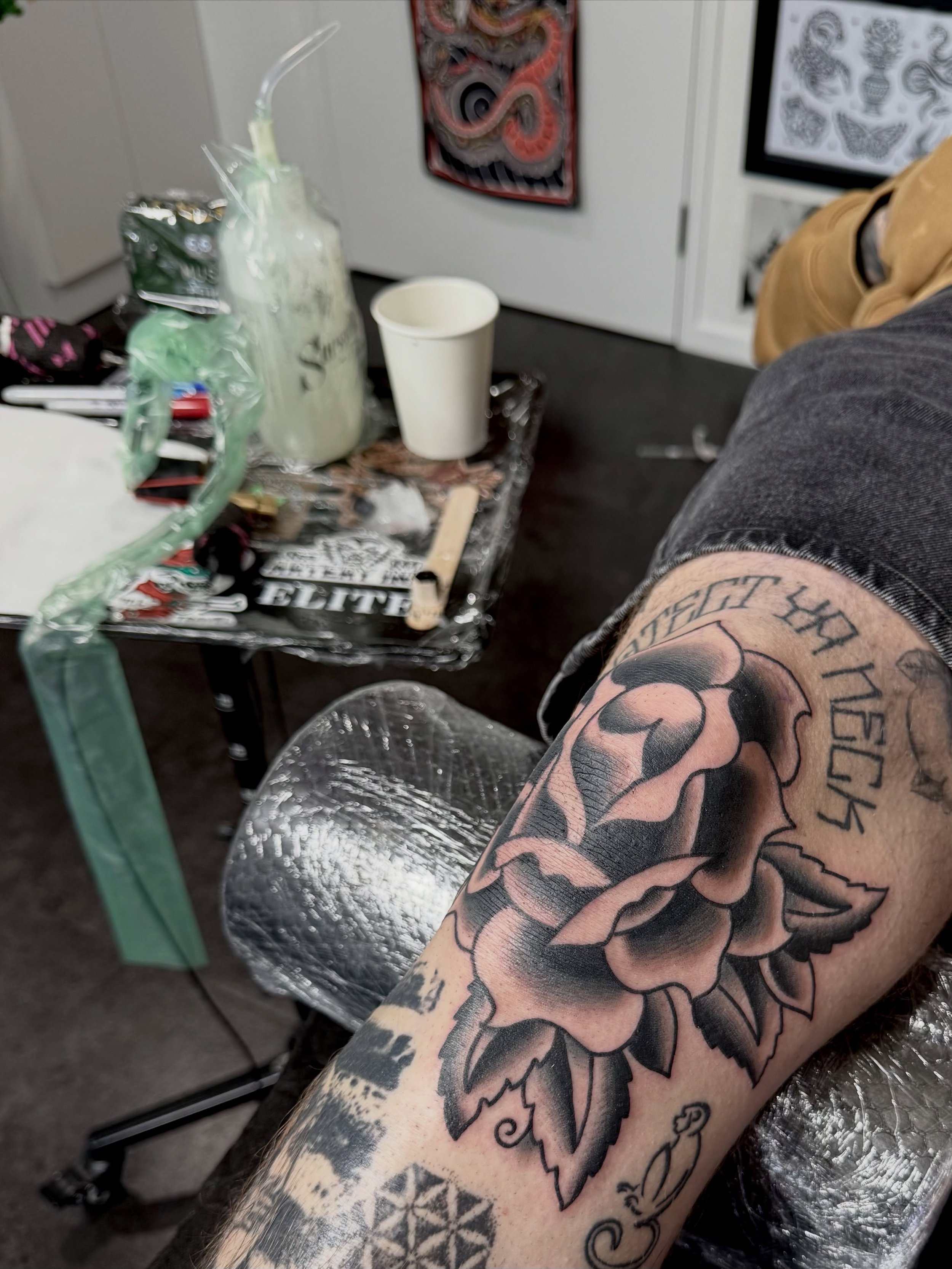 Big ol rose on the knee, drawn to fit. Thanks for visiting Lewis! 

#sunshinecoasttattoo #traditionaltattoo #rosetattoo #kneetattoo #brisbanetattoo