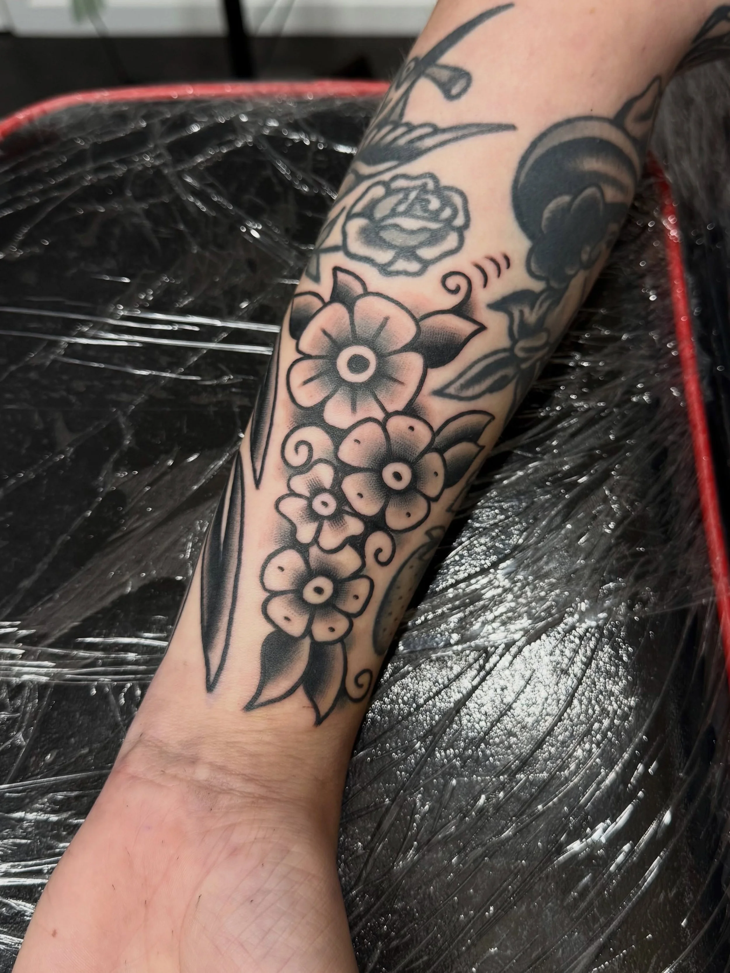 Florals are always a great way to fill a gap. Here&rsquo;s some drawn on today 🌸

#sunshinecoasttattoo #traditionaltattoo #tattoo #flowertattoo #gapfiller