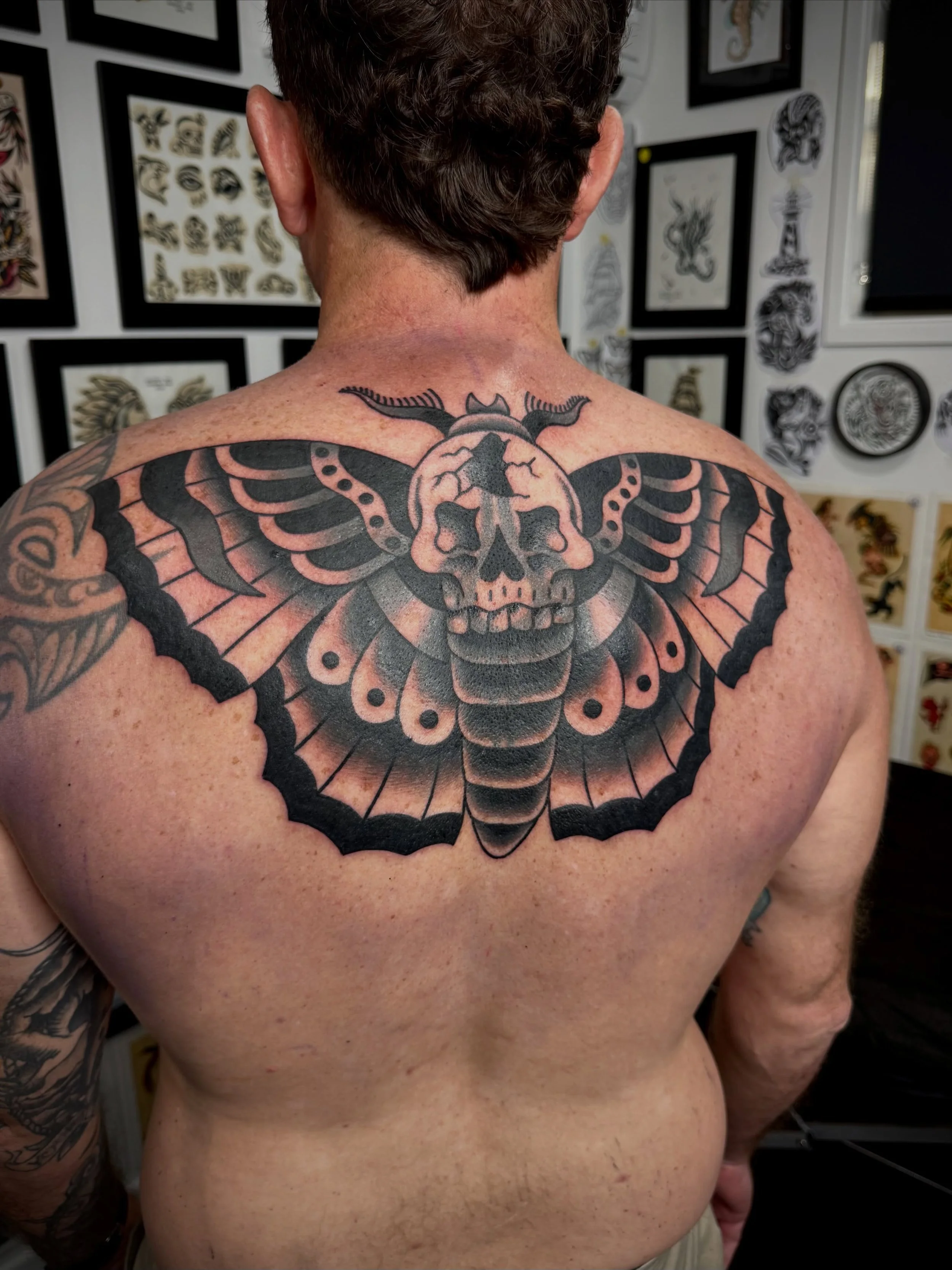 One shot on the back today for Jarrod, solid effort mate! 

#sunshinecoasttattoo #traditionaltattoo #tattoo #deathmoth #backtattoo