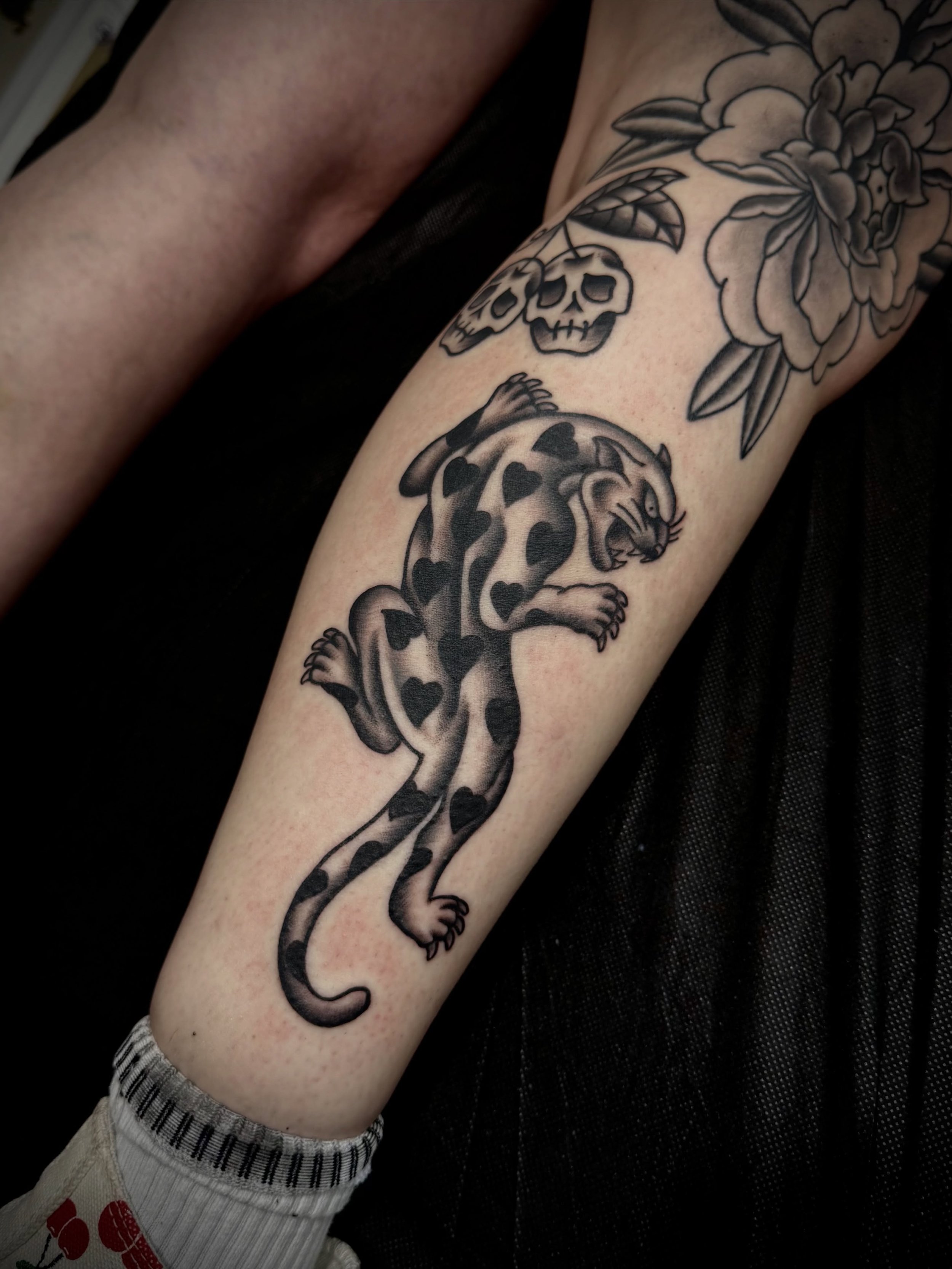 Panther and skull cherries picked from my flash 🖤

#sunshinecoasttattoo #traditionaltattoo #tattoo #panthertattoo #brisbanetattoo
