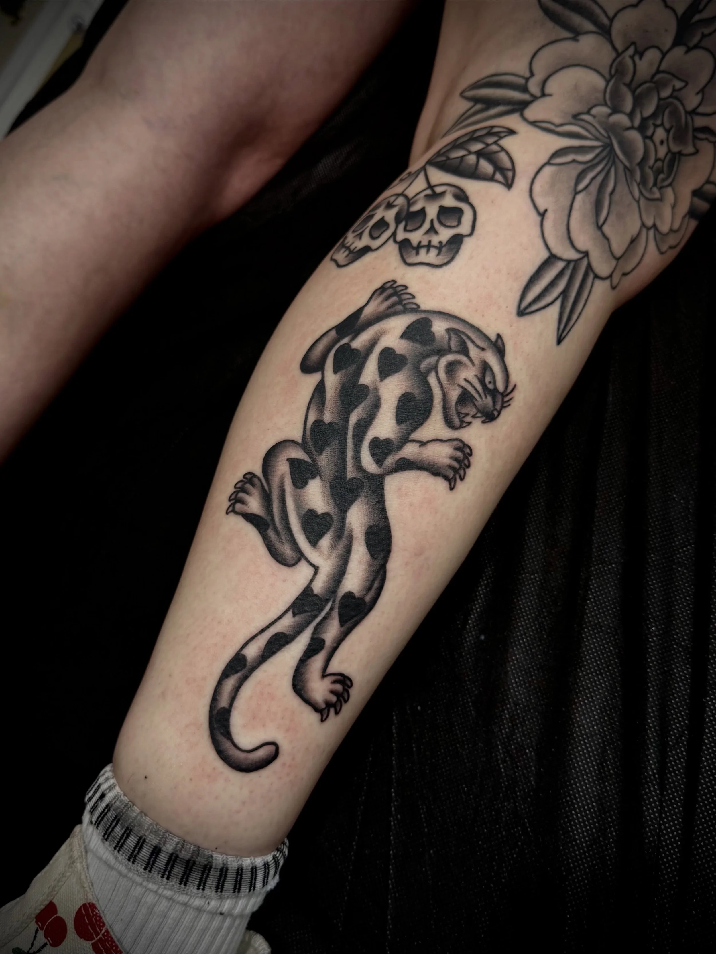 Panther and skull cherries picked from my flash 🖤

#sunshinecoasttattoo #traditionaltattoo #tattoo #panthertattoo #brisbanetattoo