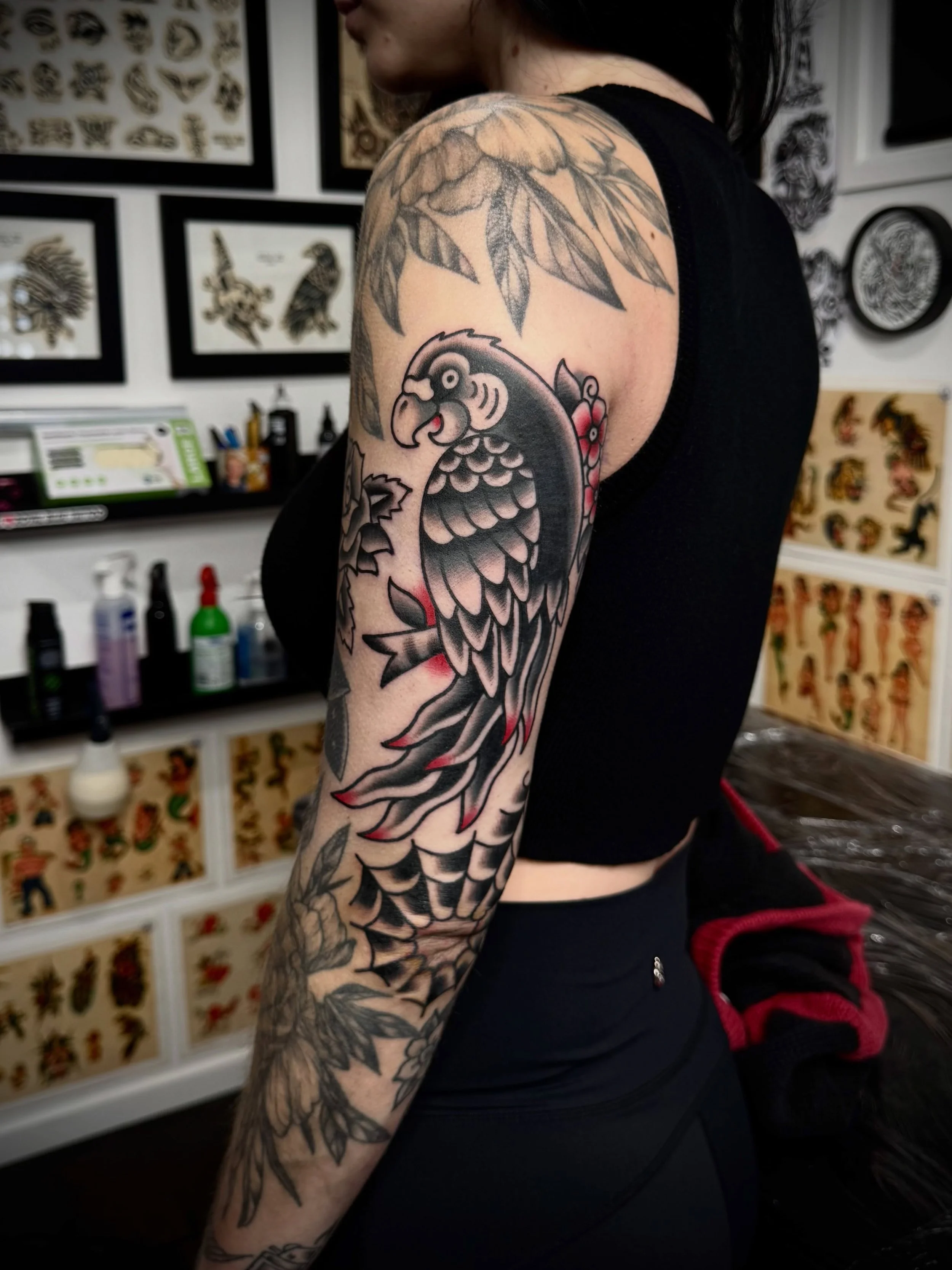 Fun full day session with Dene, we made a parrot, drew on some web, a rose and finished the day with a butterfly on the hand. Stoked with how they all turned out! 

#sunshinecoasttattoo #traditionaltattoo #parrottattoo #brisbanetattoo #arteryink