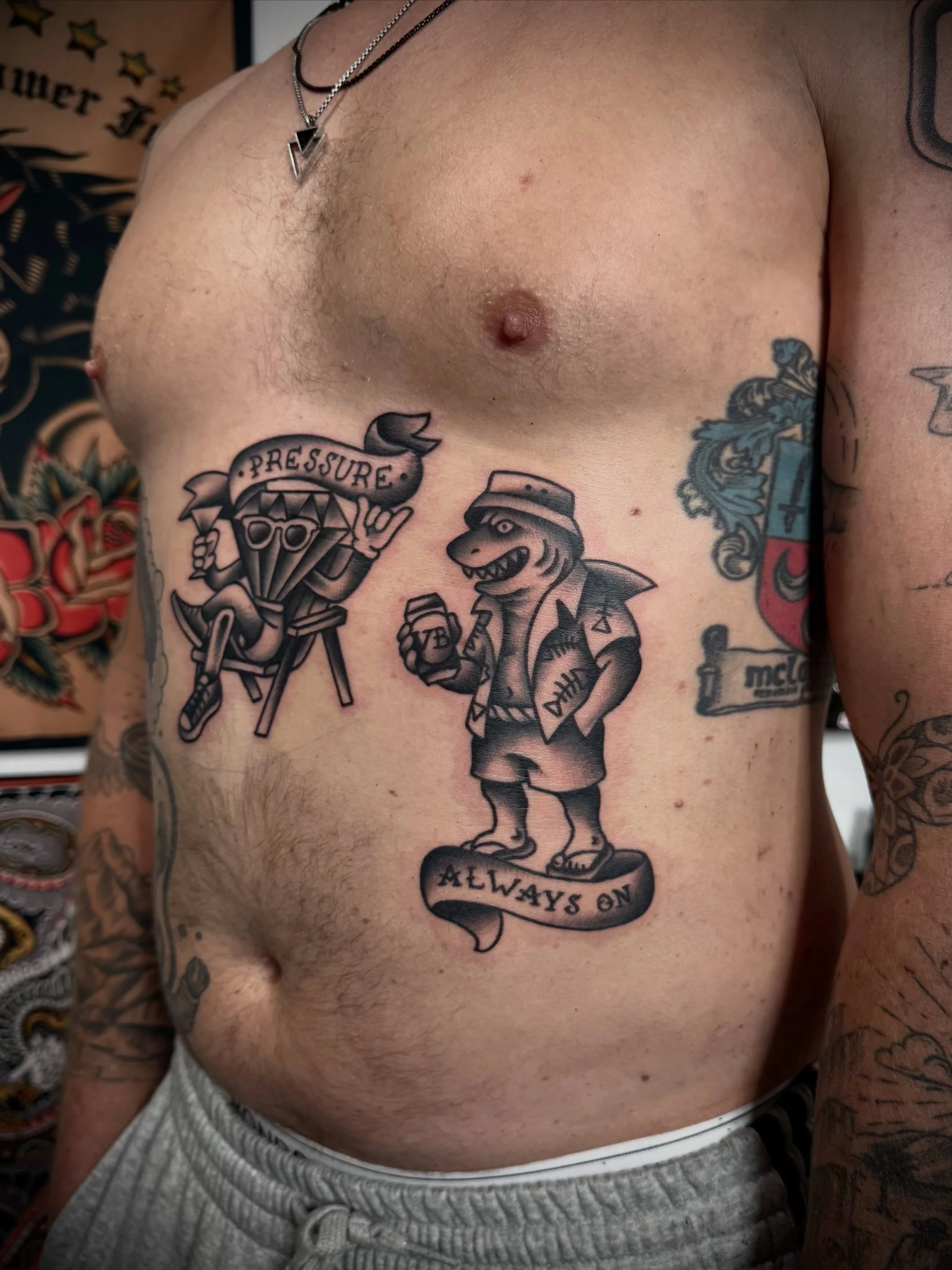 Coupla rippers on the belly 🦈
Healed work not by me. 

#sunshinecoasttattoo #traditionaltattoo #tradtattoos #blackworkers #bellytattoo