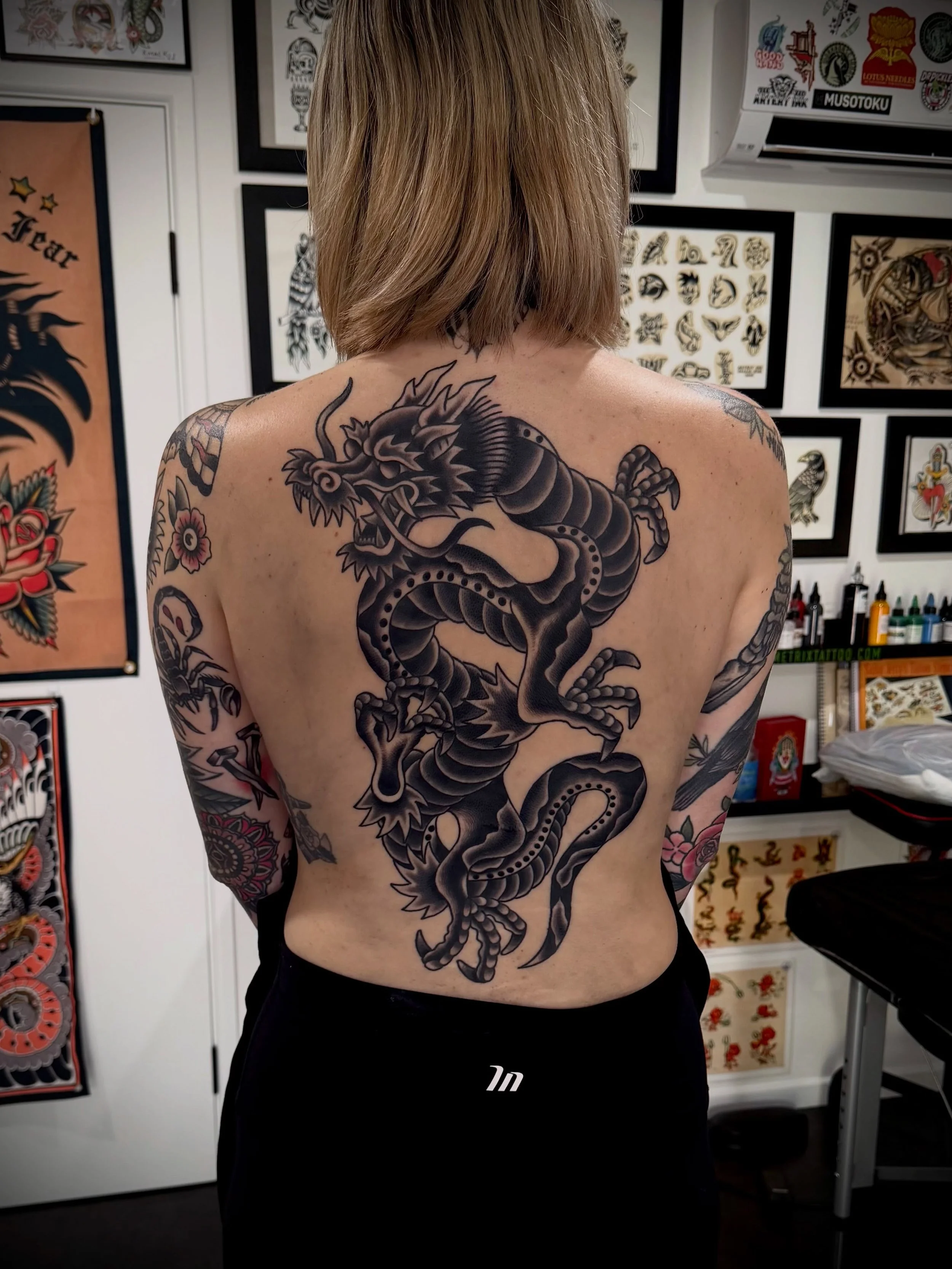 I finished my biggest piece so far this week! Lines and a lot of the black were done in a full day (healed), and finished off in another half day session. Would love to do more larger scale stuff! 
Thanks for your commitment Tori 🖤

#dragontattoo #b