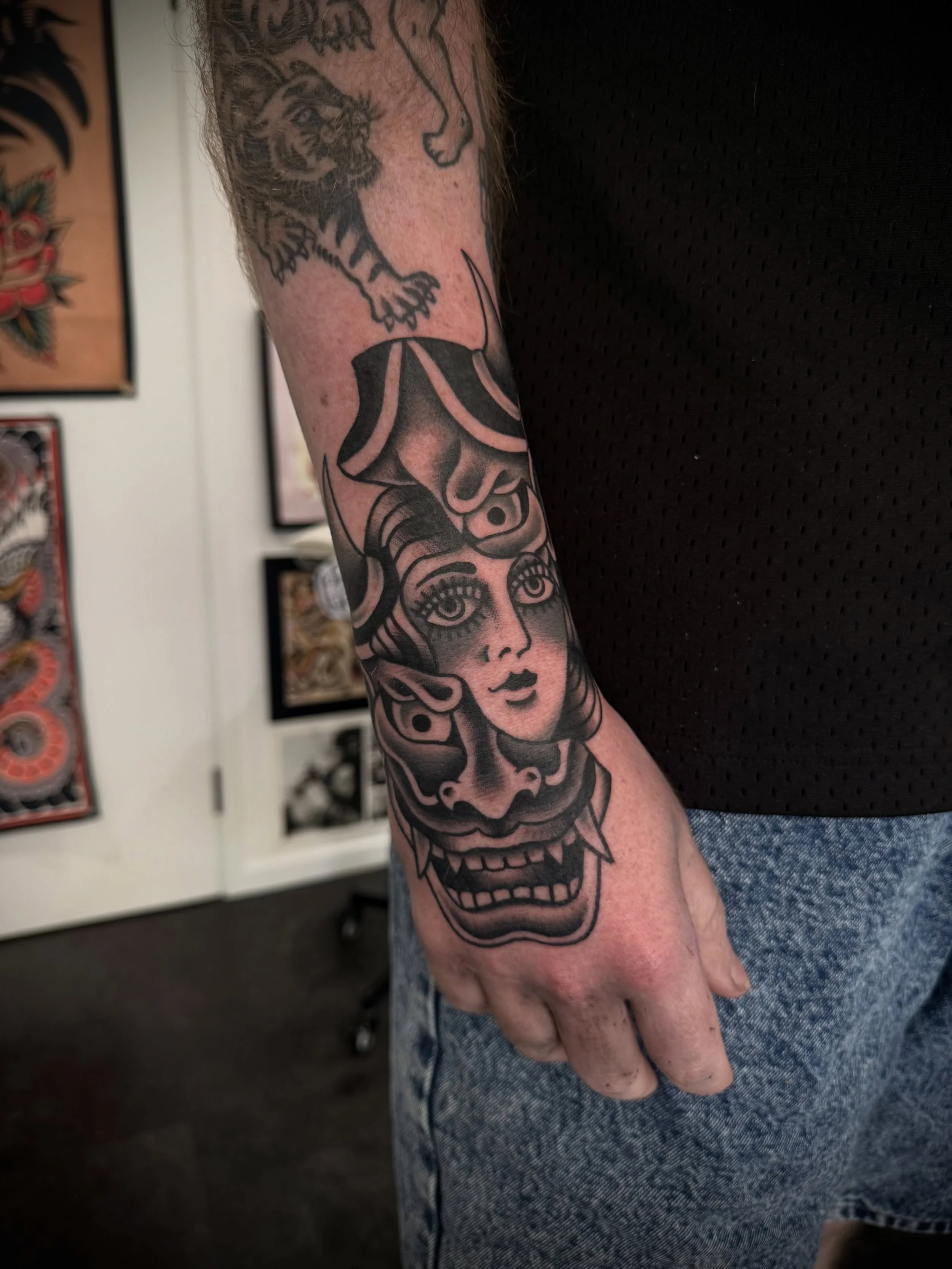 Here&rsquo;s a couple of photos and a wipe of a tattoo that I made recently! 
Booking December and it&rsquo;s filling up quick, shoot me a message if you would like to get in before the end of the year 🖤 Thank you to everyone that supports me! 

#su