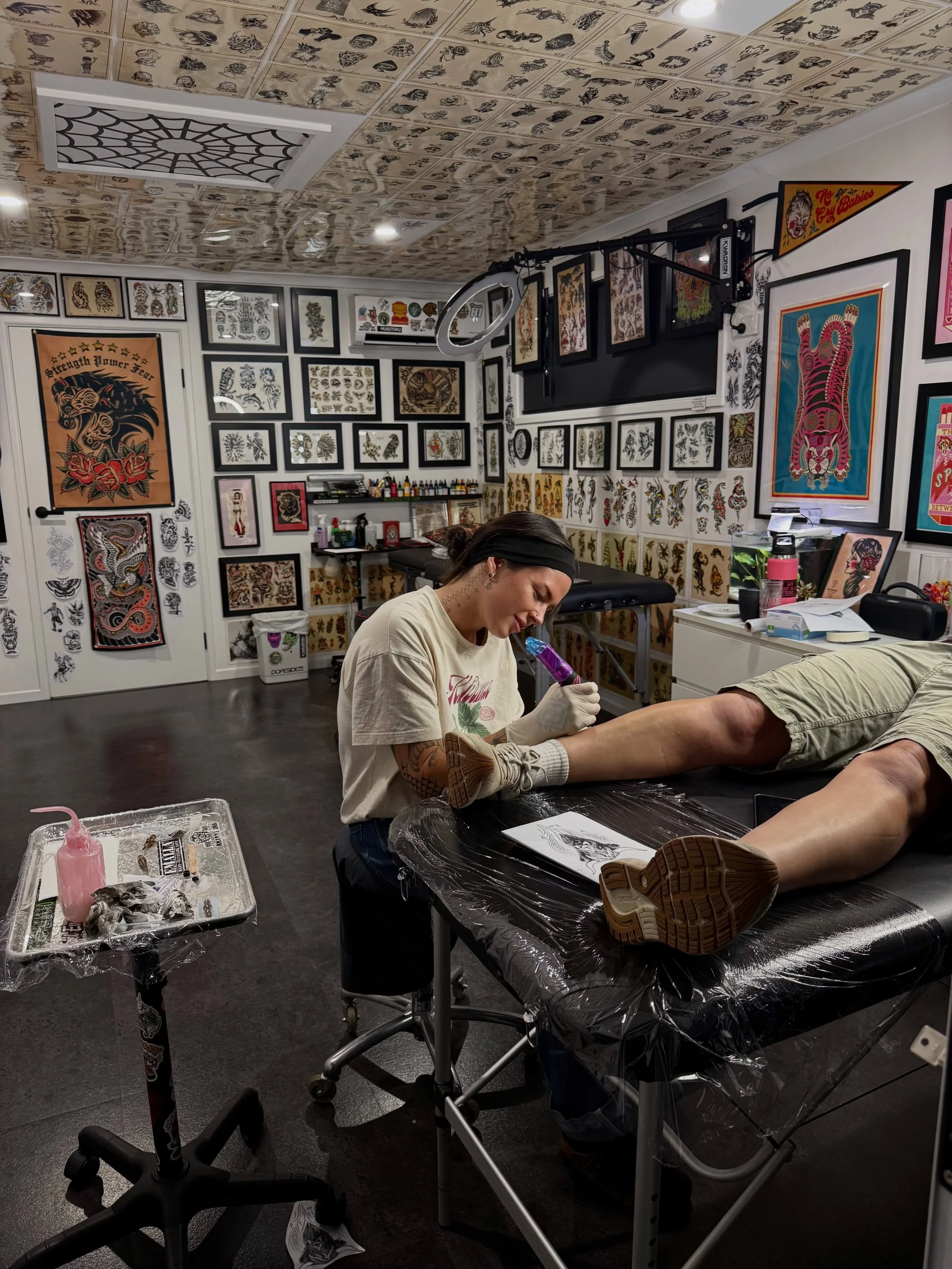 Fun few days tattooing with my sister @kinkie.tattoo this week! Now off too @seqtattooshow ⚔️

#sunshinecoasttattoo #traditionaltattoo #tattoo #blackworkers #gapfillers