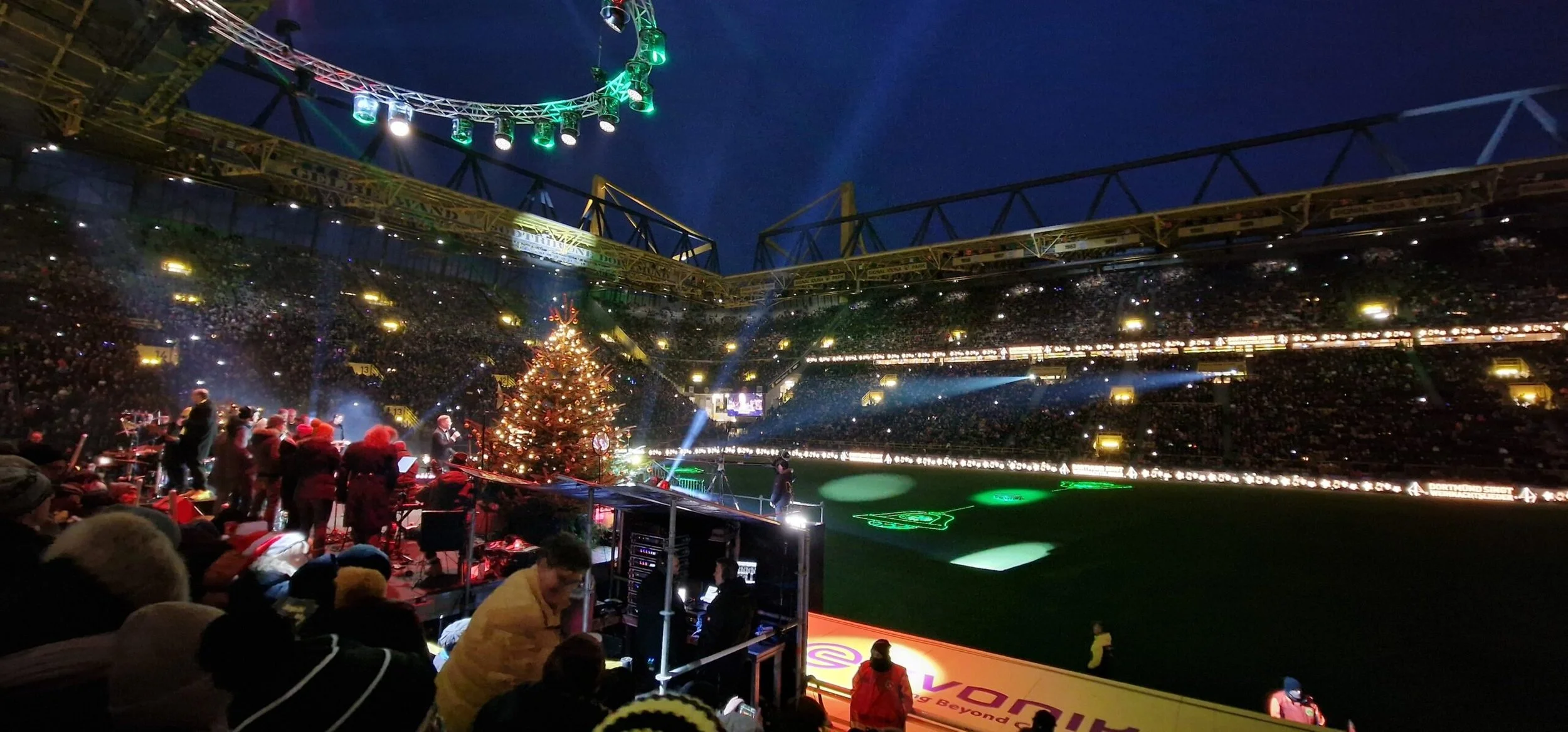 Stadionsingen 2022 – Endlich wieder Weihnachtslieder unter Flutlicht