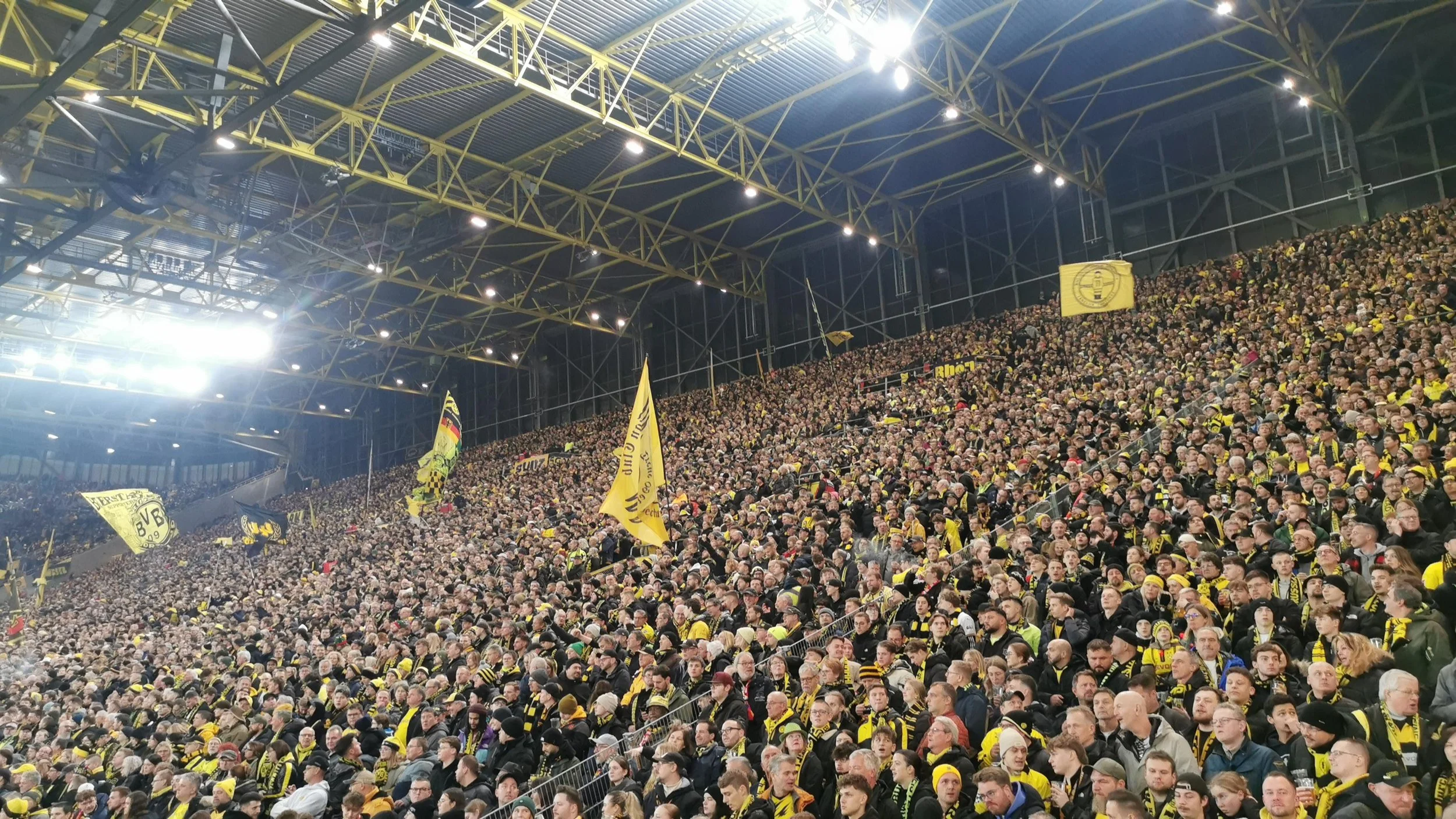  Fanclub im Block 82 von ganz unten gesehen 