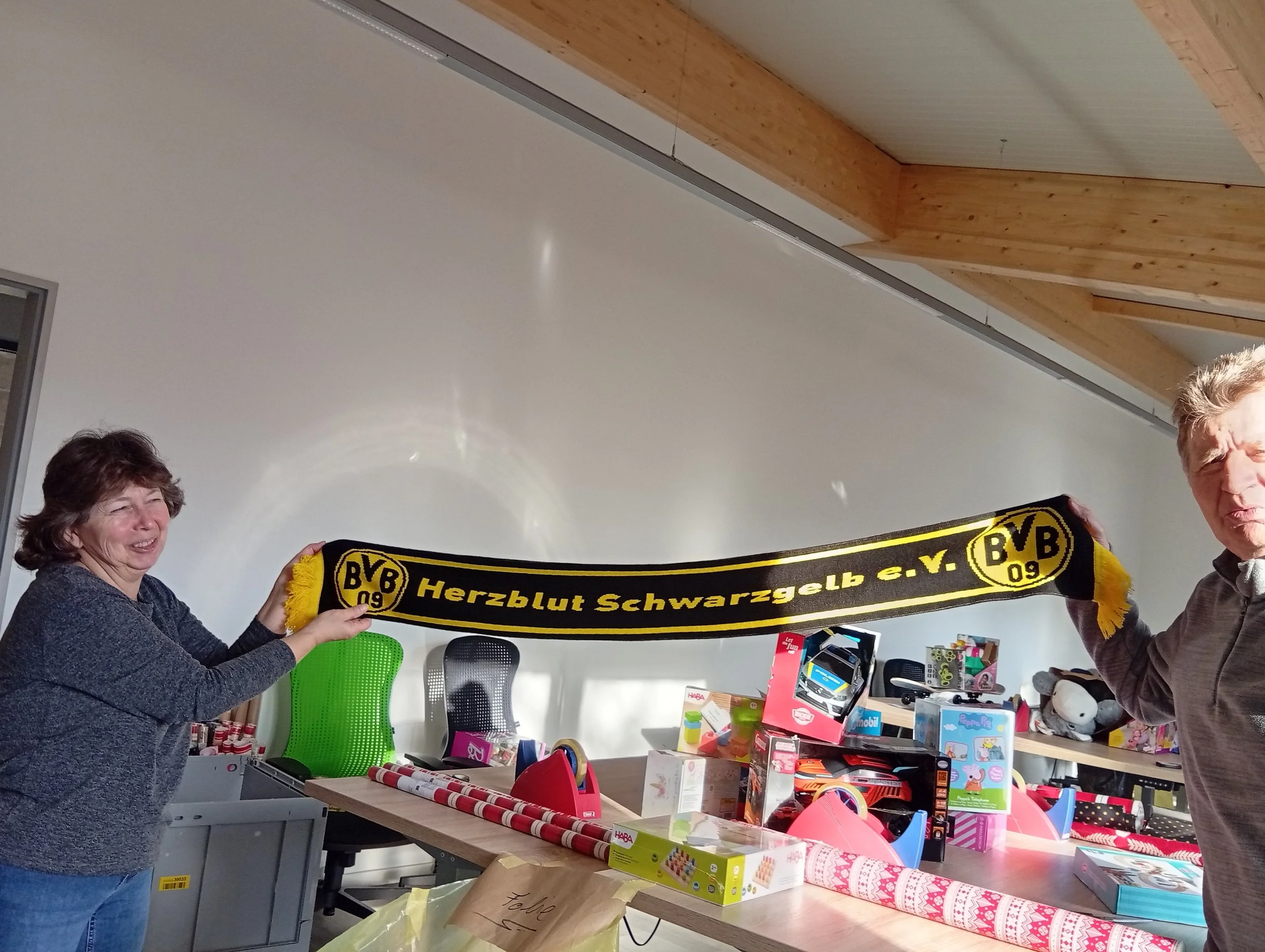 Päckchen packen für die Aktion Wunschbaum am 12. Dezember 2025