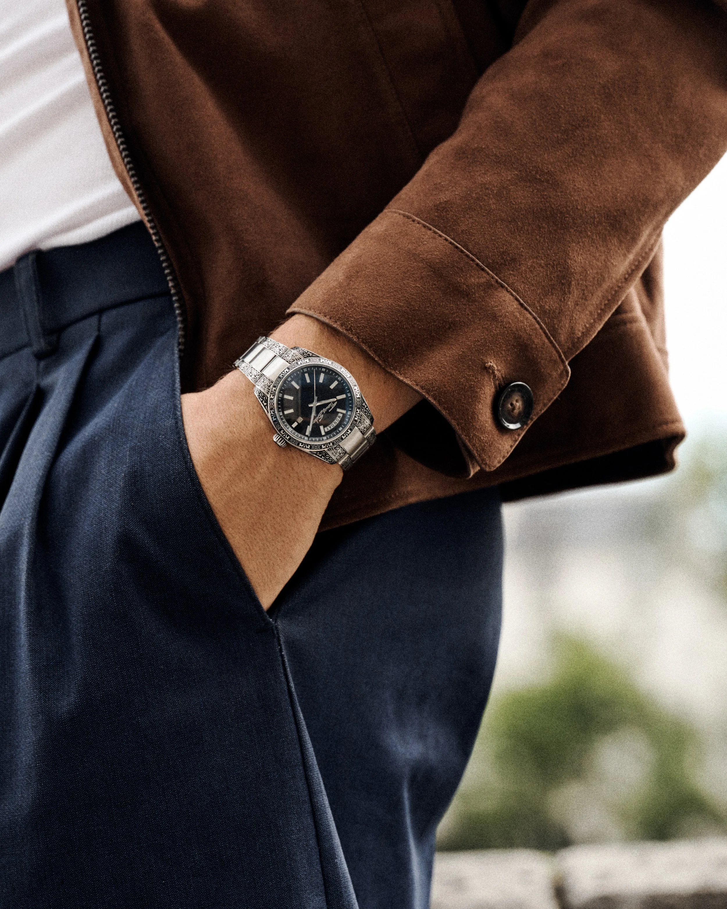 Photo de la montre Revive au poignet — détail du boîtier et du bracelet gravés