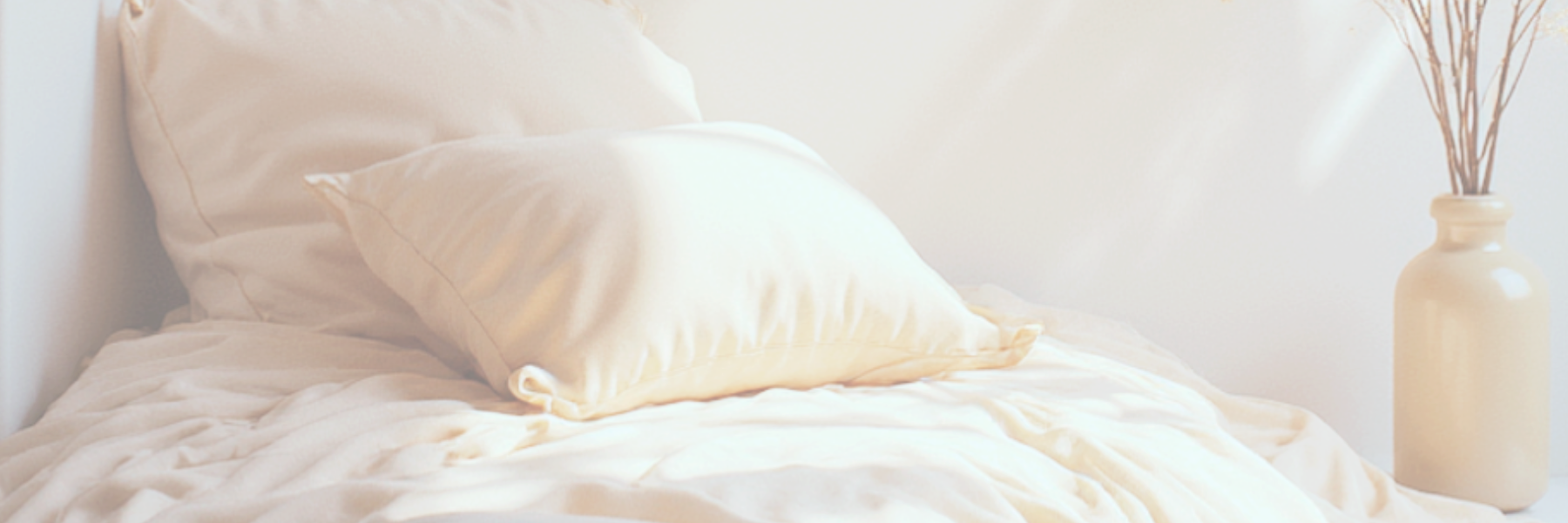 image d'un lit au ton beige et apaisant