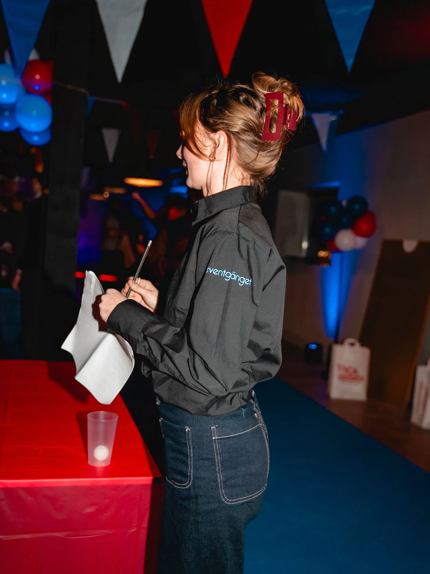 Bakom varje lyckat event finns ett dedikerat team. Mitt uppdrag: att f&aring;nga @eventganget n&auml;r dom g&ouml;r det dom g&ouml;r b&auml;st! H&auml;r bjuder jag p&aring; 3 bilder som summerar kv&auml;llen.

Medarbetare in action - en bokad underh&