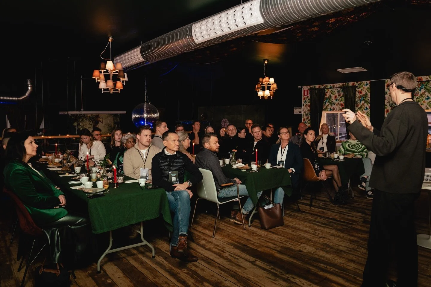 Frukostmingel och f&ouml;rel&auml;sning✨☕️ PART II

Det &auml;r alltid en utmaning att fota i m&ouml;rka milj&ouml;er men med r&auml;tt kompetens g&aring;r det - d&aring; kan det se ut s&aring;h&auml;r 💁🏻&zwj;♀️

Tack f&ouml;r f&ouml;rtroendet &aum