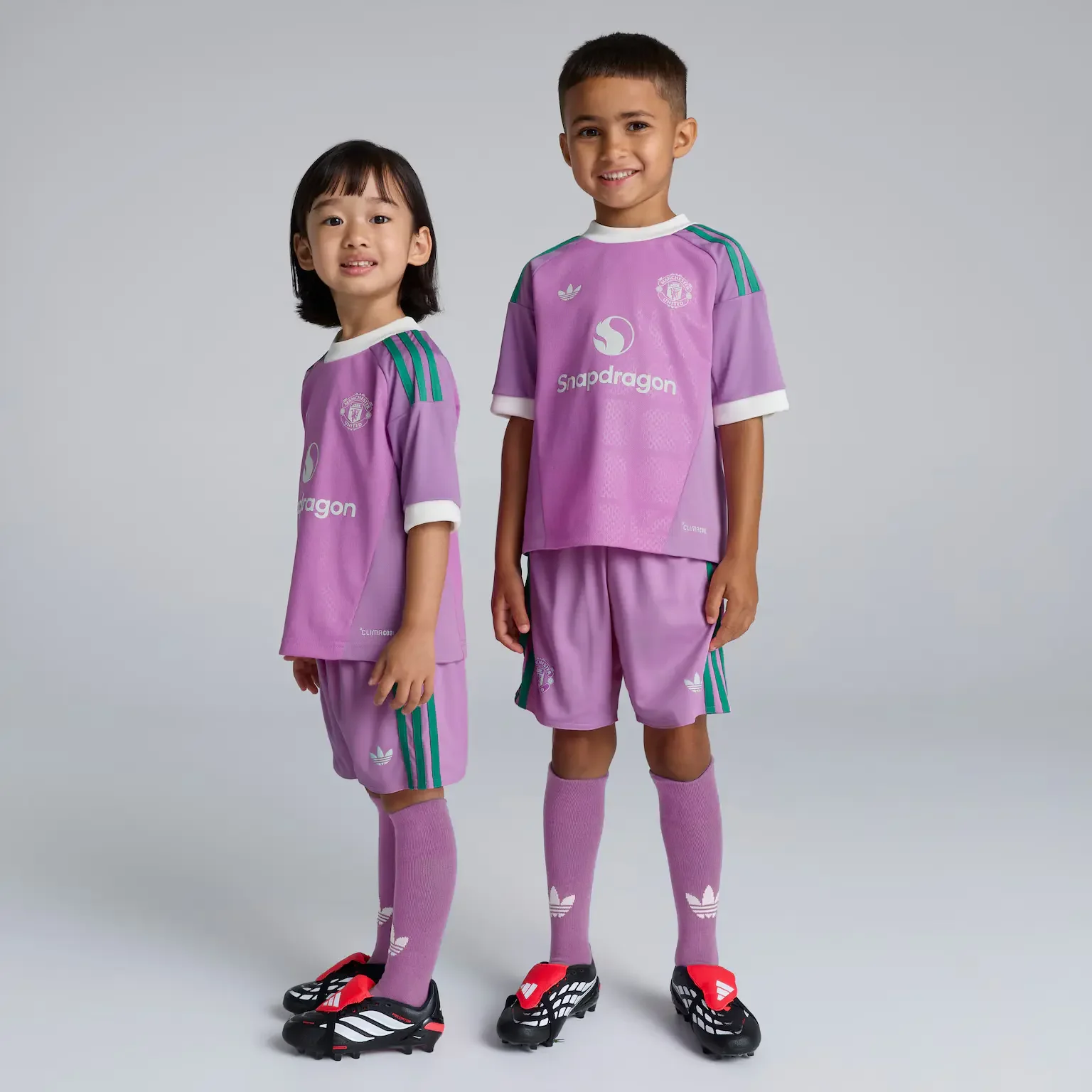 Manchester United Kids 26/27 Away Goalkeeper Mini Kit 
 £50.00 