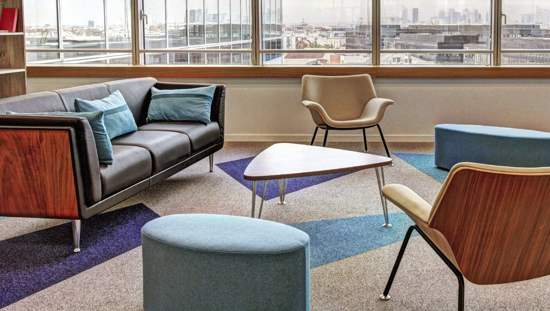 Symbolbild Mittelstand, Besprechungsecke in Büroraum mit Stühlen, Tischchen, Lederbank