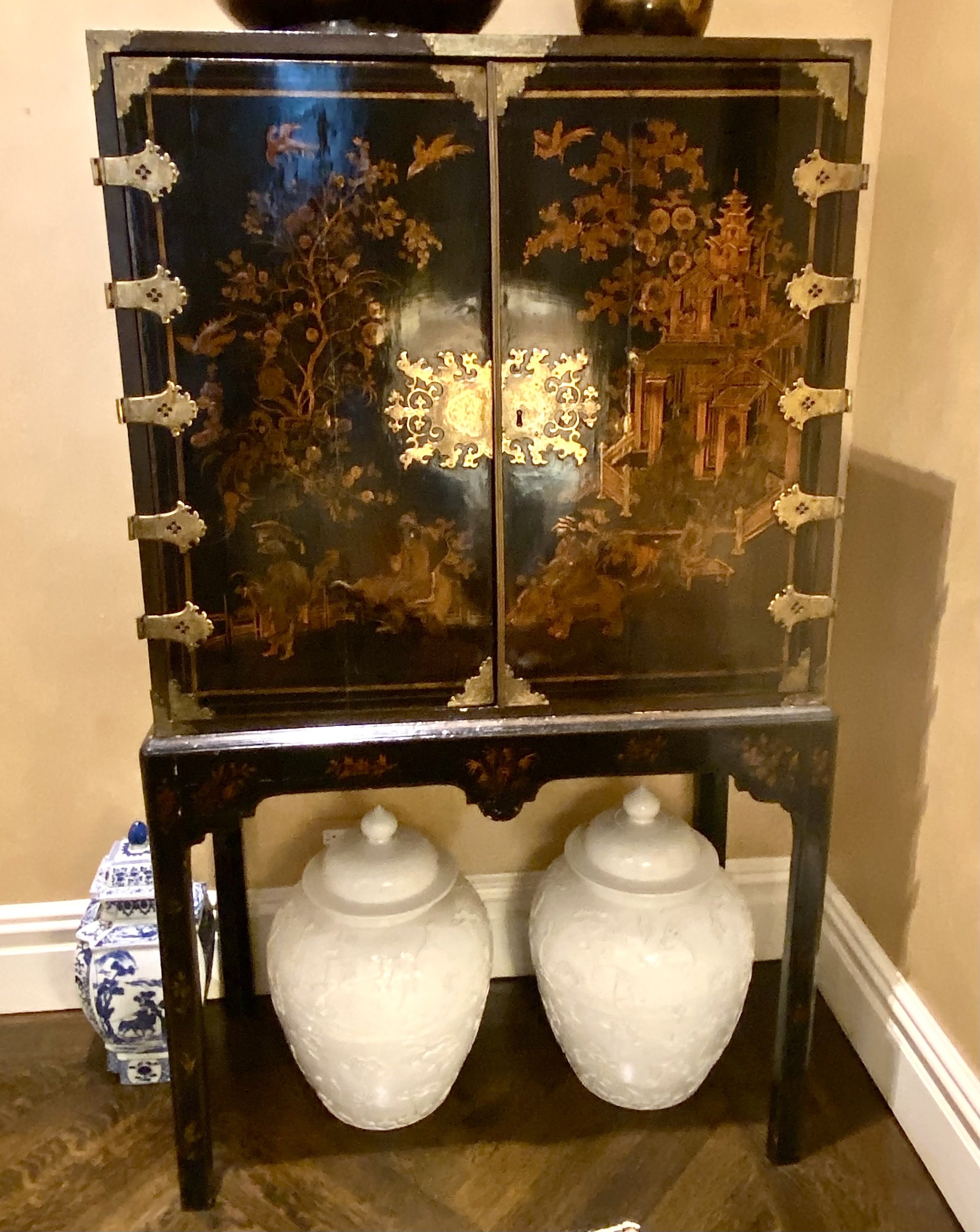 Georgian Black Lacquered and Gilt Japanned Cabinet on Stand, England, 18th Century
(39 ½ inches wide x 21 inches deep x 67 ½ inches high)
Provenance: The Chinese Porcelain Company, NY, 11/17/2008