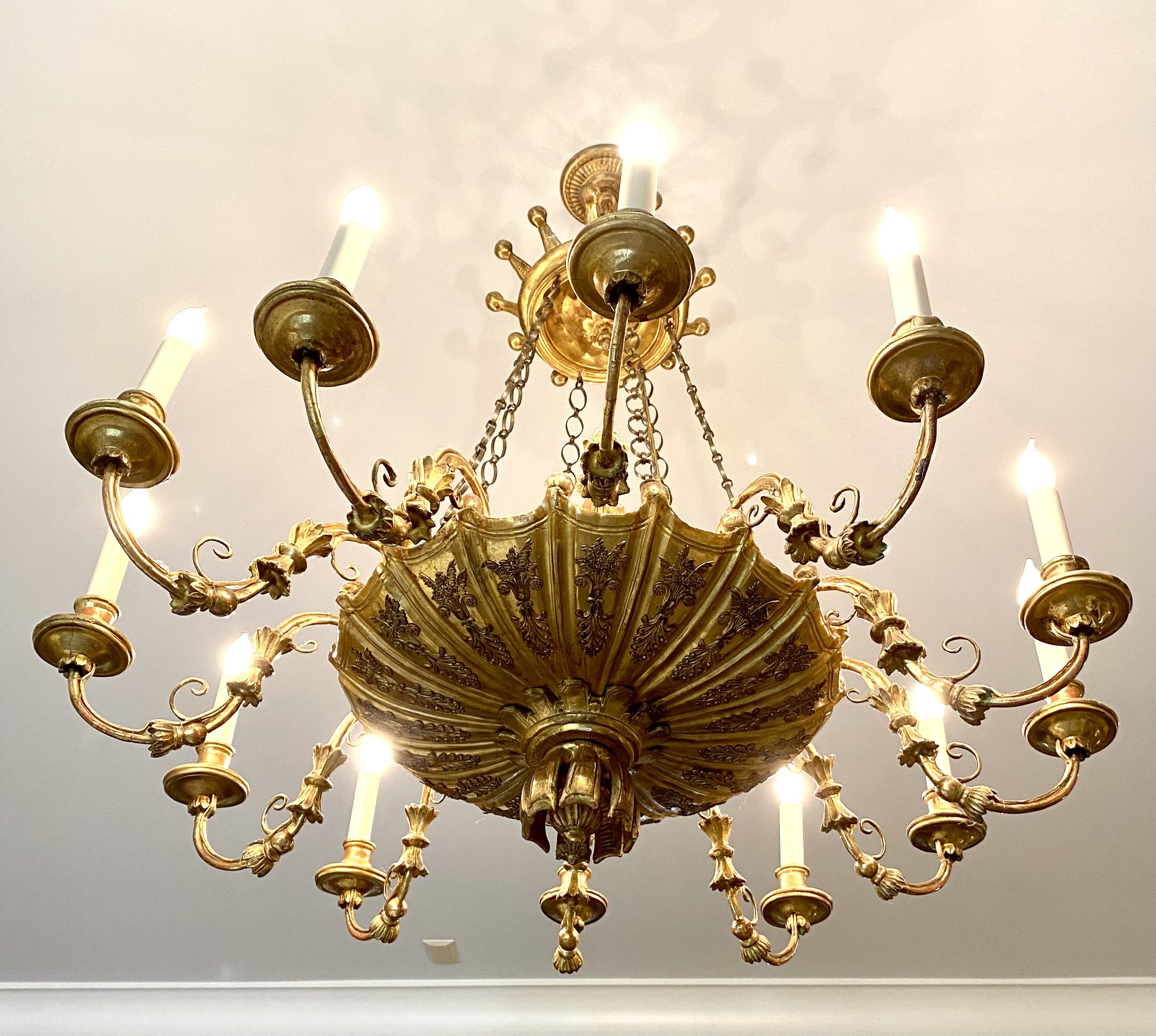 Giltwood 12 Arm Chandelier with Scalloped Edges
(38 inches diameter x 36 inches high)
Provenance: Bernd Goeckler Antiques, NY, 11/7/2007