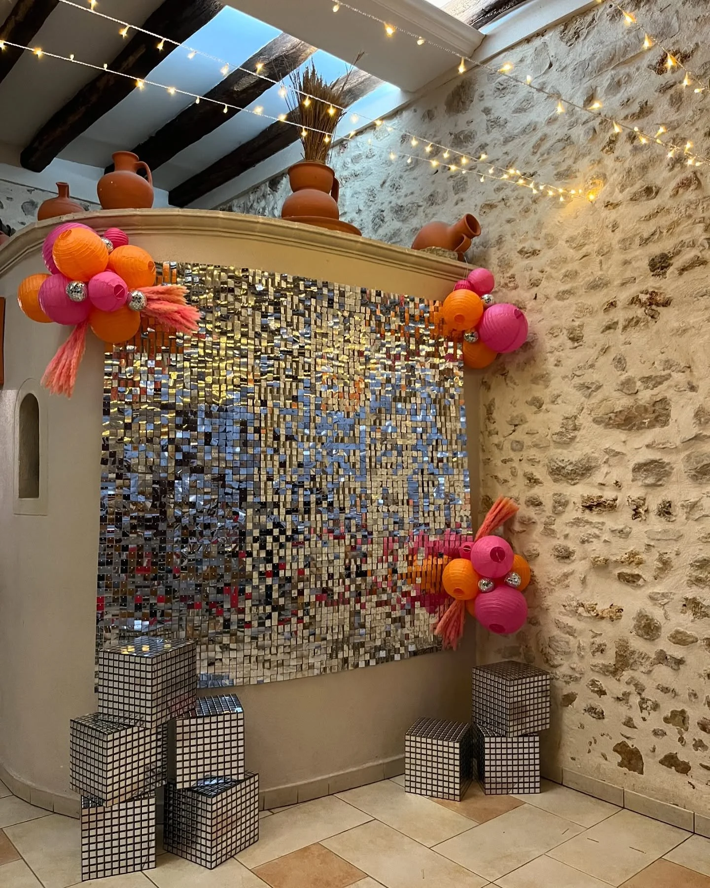 🪩 De la couleur et des paillettes pour cette nouvelle ann&eacute;e ! 🪩 R&eacute;veillon de la Saint Sylvestre #mariage #inspirationmariage #mariage91 #mariage77 #jourjorganisation #mariagesnet #mariage2024 #mariage2025 #decorationmariage #locationd