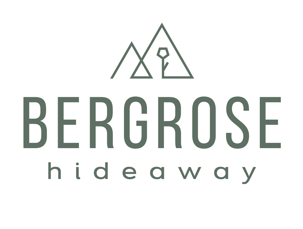 Logo des Hotels Bergrose Hideaway mit zwei Berggipfeln und einer Rose darin, darunter der Text "BERGROSE hideaway".