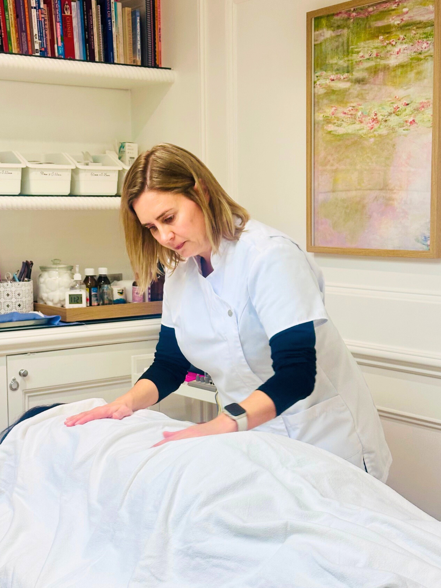 Nickila Robertsson licensed acupuncturist and owner of NRQi Studio in Winchmore Hill North London N21 treating a patient.