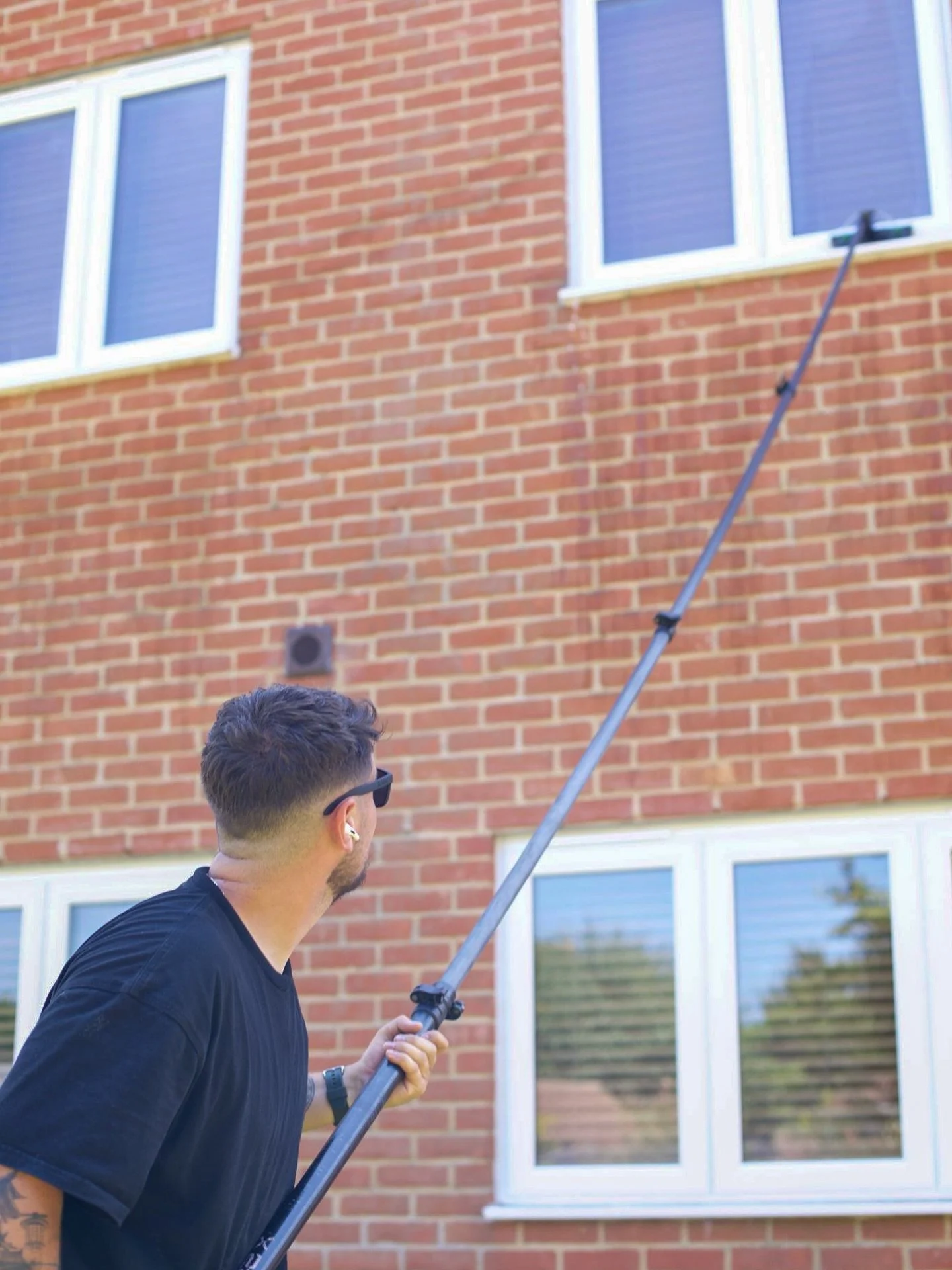 It’s not just about clean windows — it’s about doing it properly. 🧽💪
Frames, sills, glass — every clean, every time.
📍 Based in Colchester | Covering local villages
🏆 Multi-award-winning service
📞 WhatsApp 07966 805570